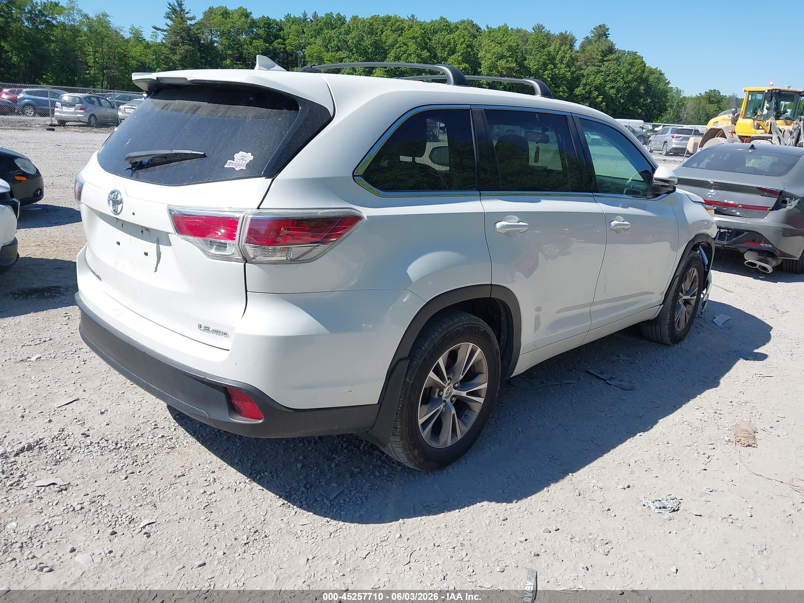 2015 Toyota Highlander Le Plus V6 White vin: 5TDBKRFH9FS145631