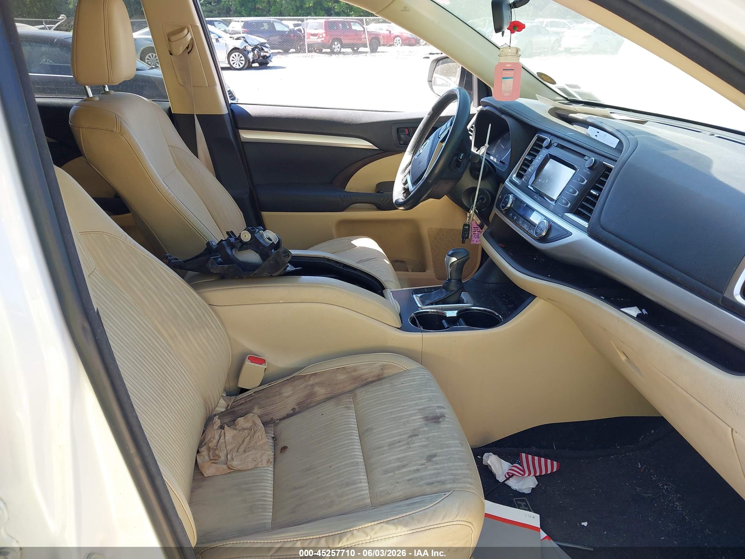 2015 Toyota Highlander Le Plus V6 White vin: 5TDBKRFH9FS145631