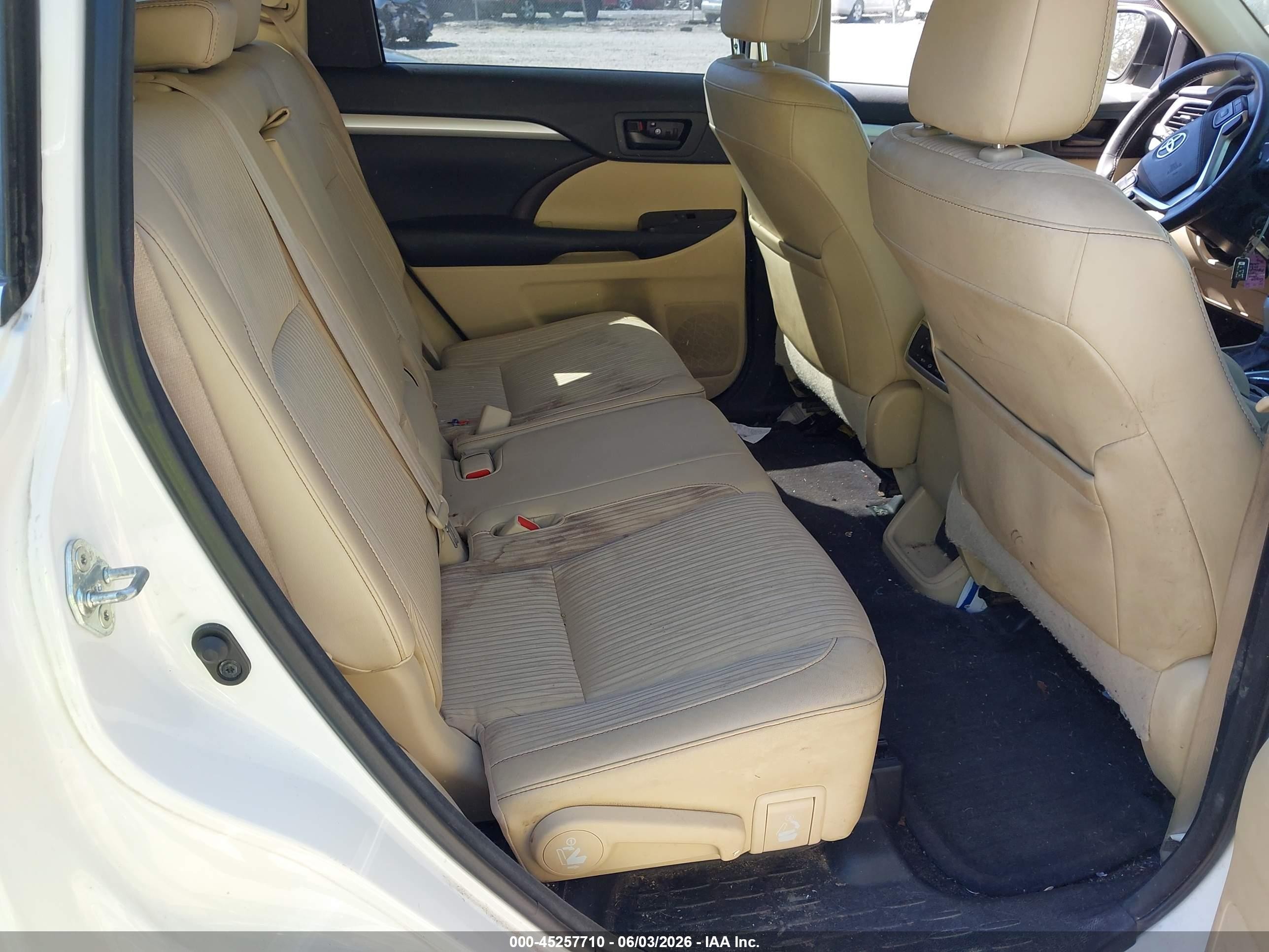 2015 Toyota Highlander Le Plus V6 White vin: 5TDBKRFH9FS145631