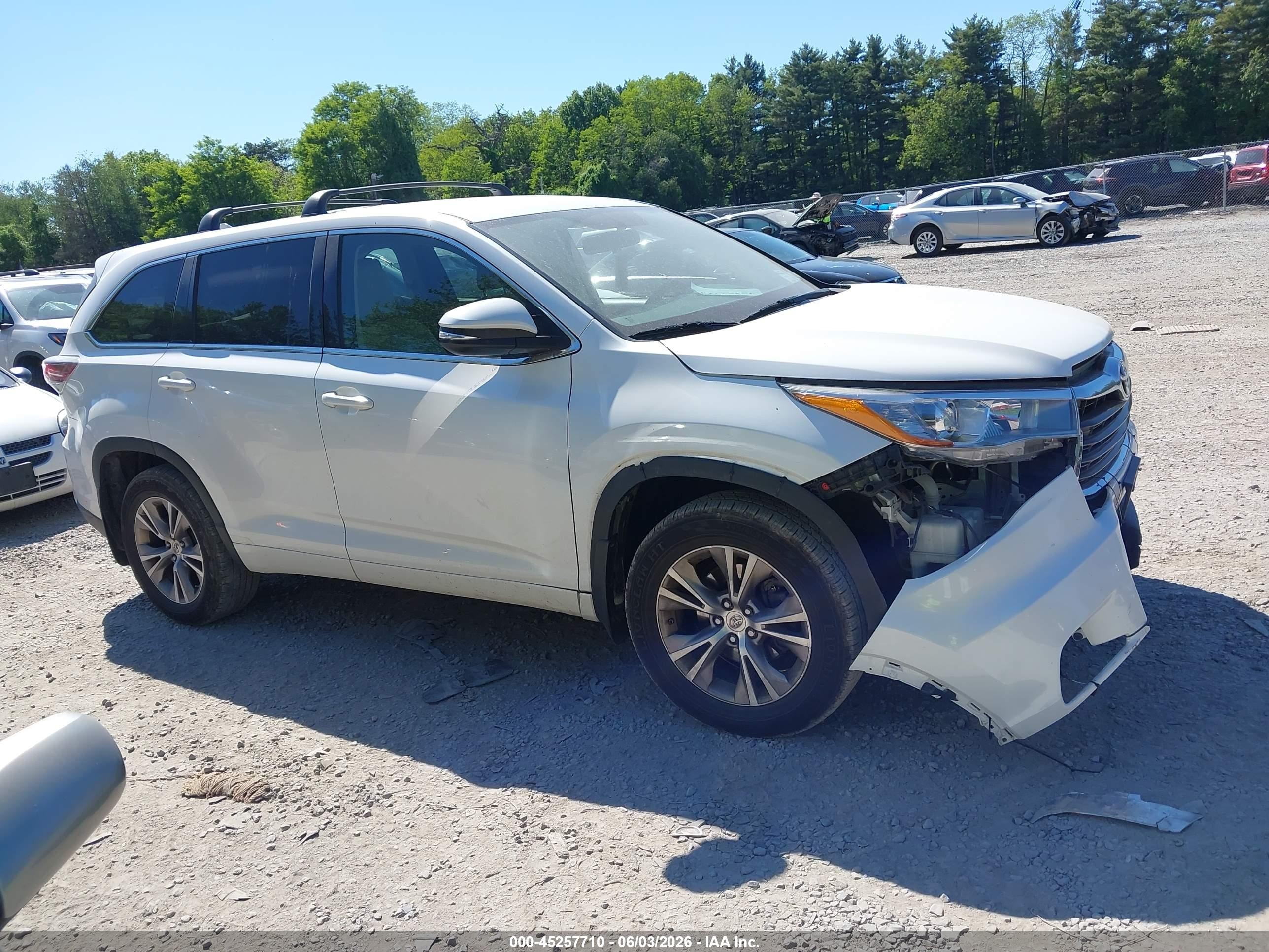 2015 Toyota Highlander Le Plus V6 White vin: 5TDBKRFH9FS145631
