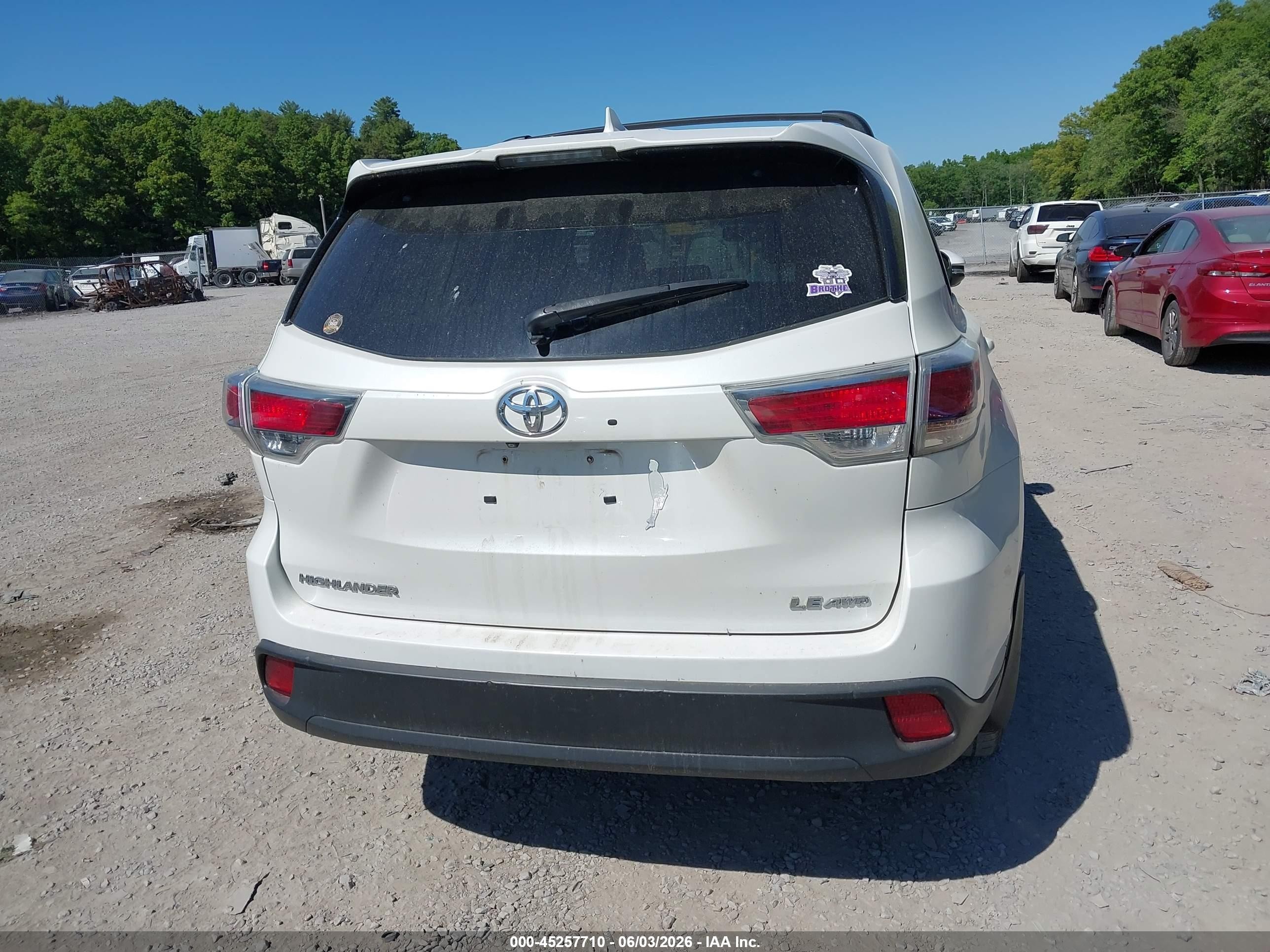 2015 Toyota Highlander Le Plus V6 White vin: 5TDBKRFH9FS145631