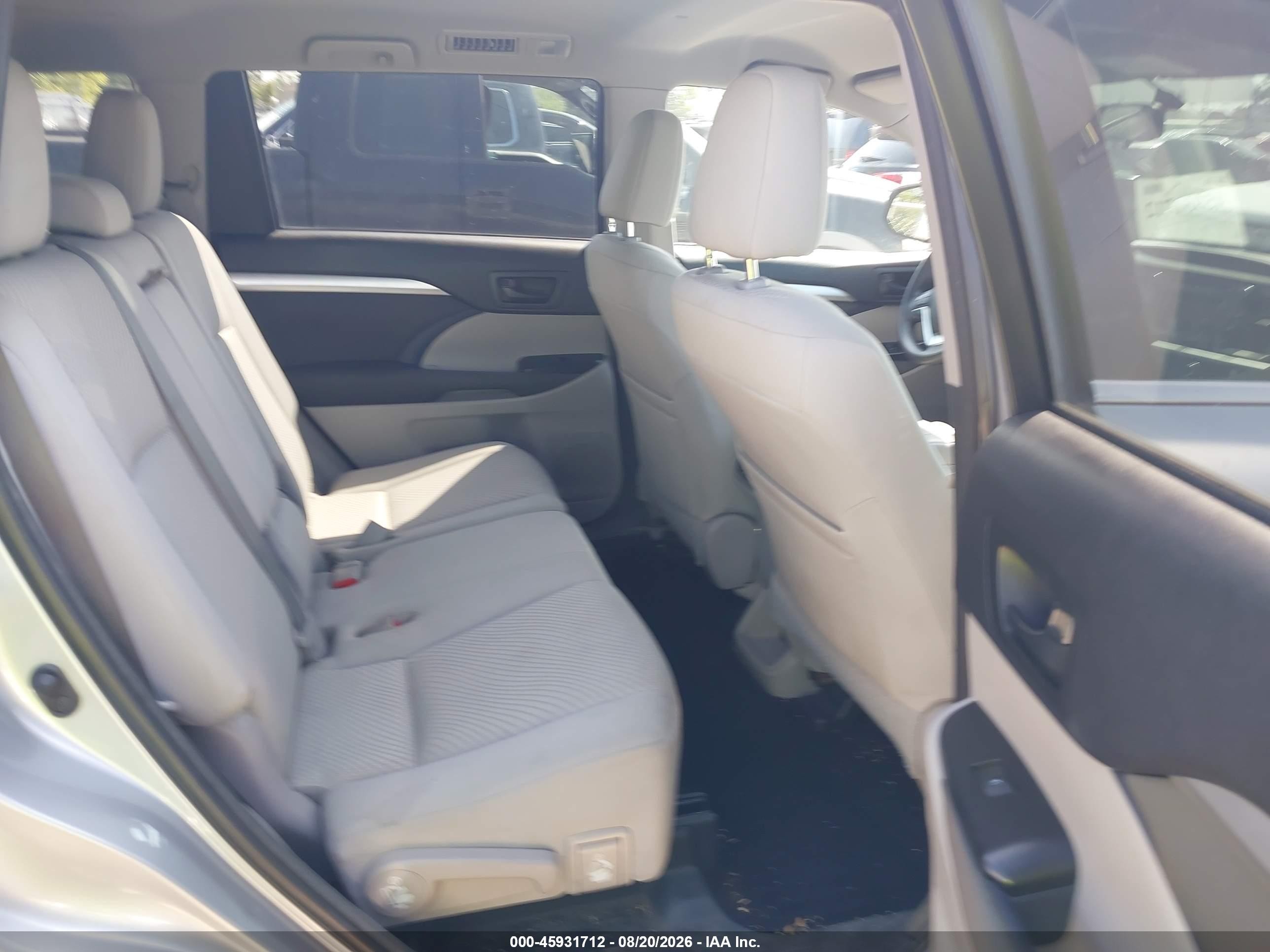 2015 Toyota Highlander Le V6 Silver vin: 5TDBKRFH9FS173543