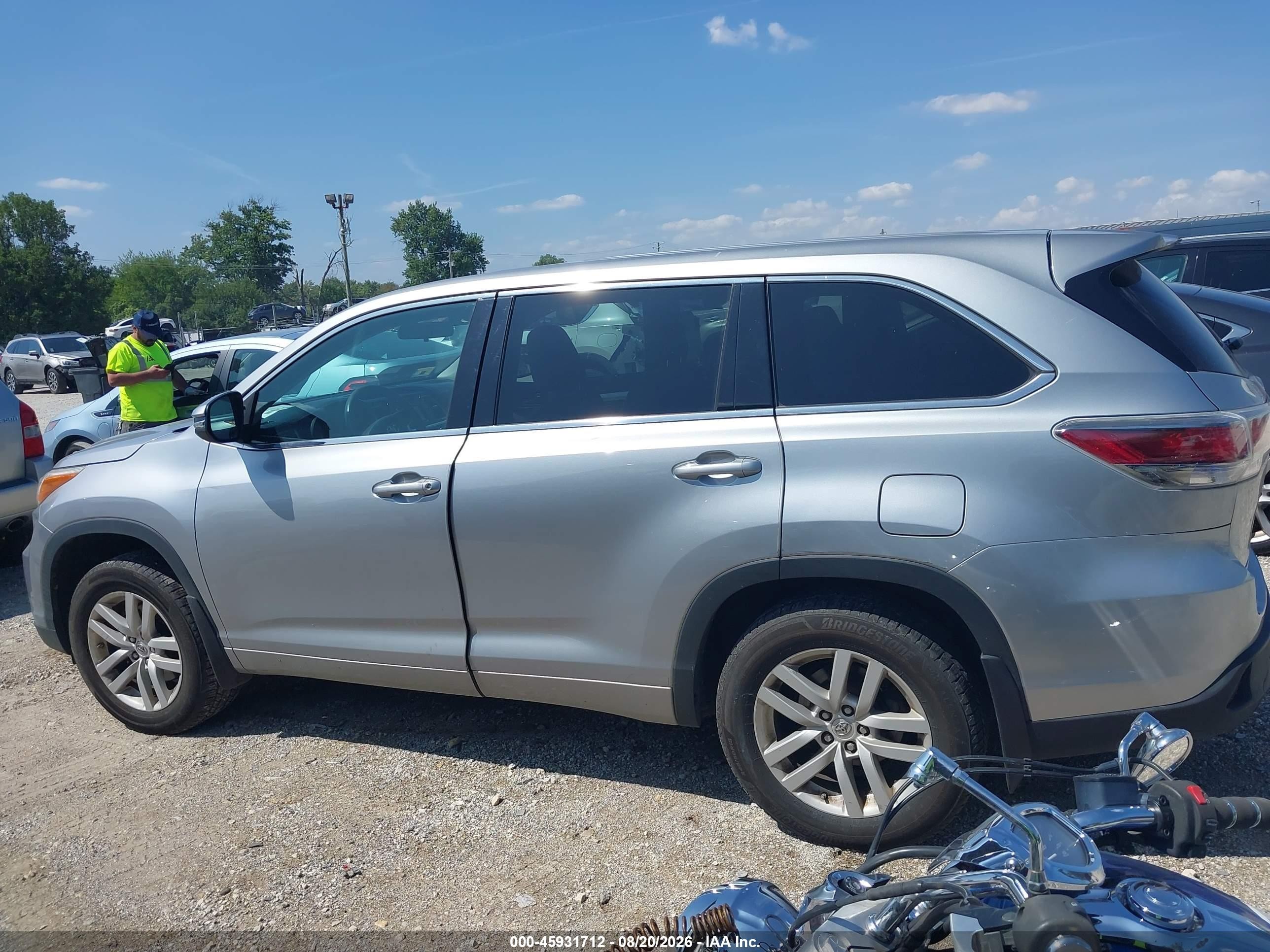 2015 Toyota Highlander Le V6 Silver vin: 5TDBKRFH9FS173543