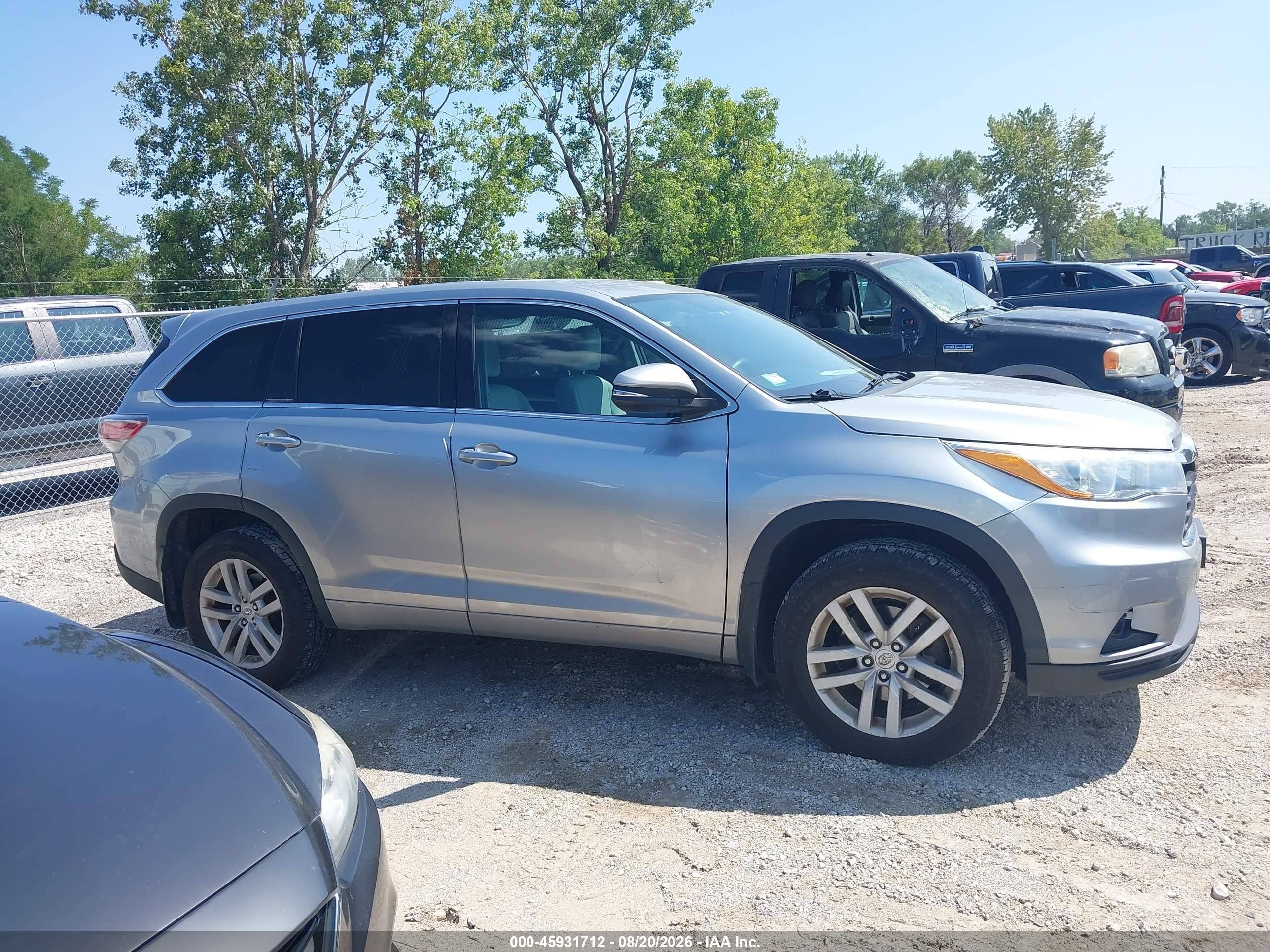 2015 Toyota Highlander Le V6 Silver vin: 5TDBKRFH9FS173543