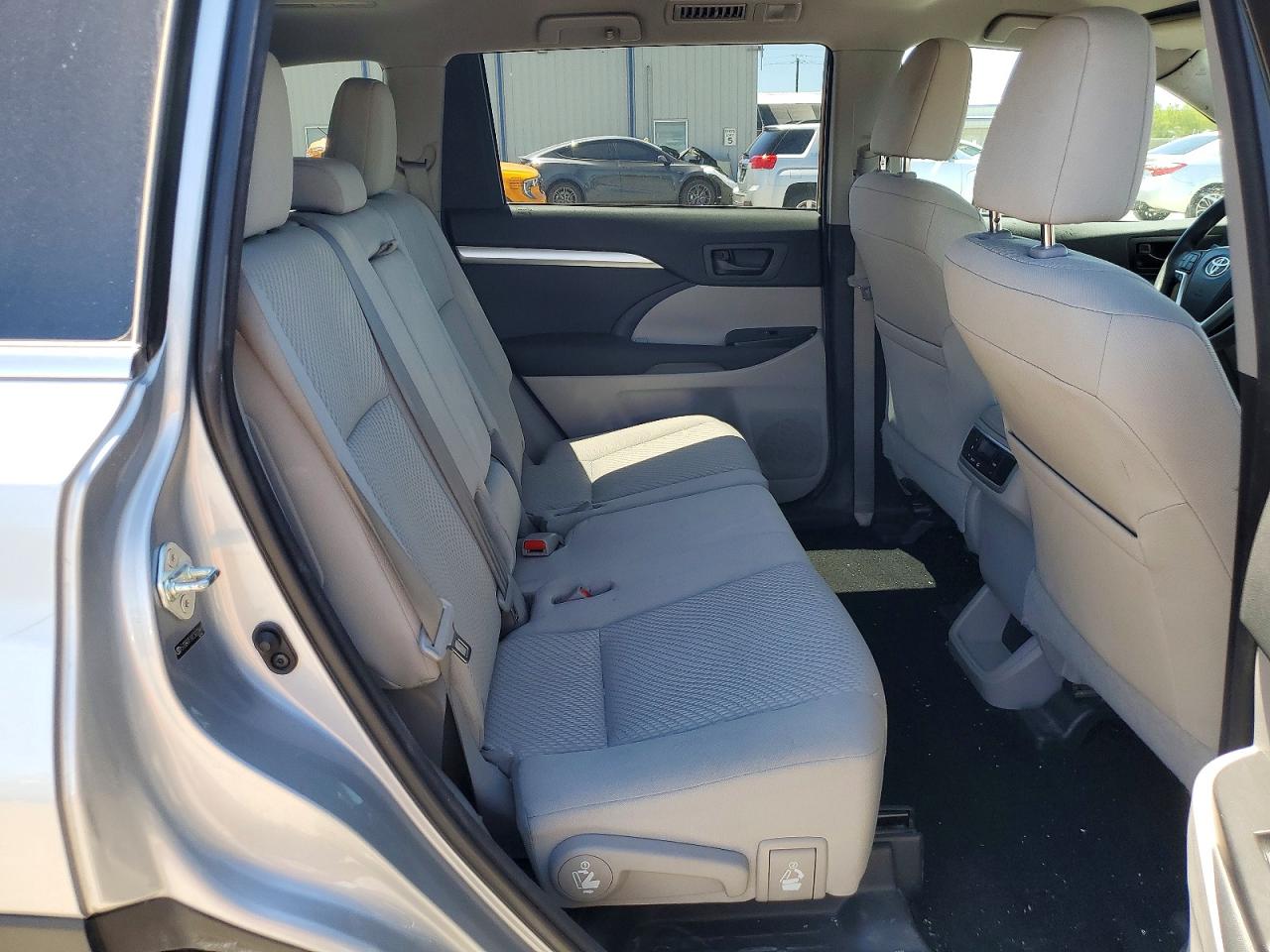 2014 Toyota Highlander Le Silver vin: 5TDBKRFHXES022449