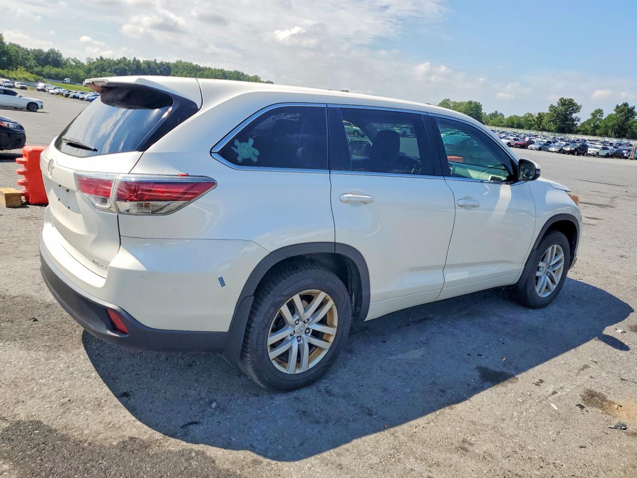 2015 Toyota Highlander Le White vin: 5TDBKRFHXFS073676