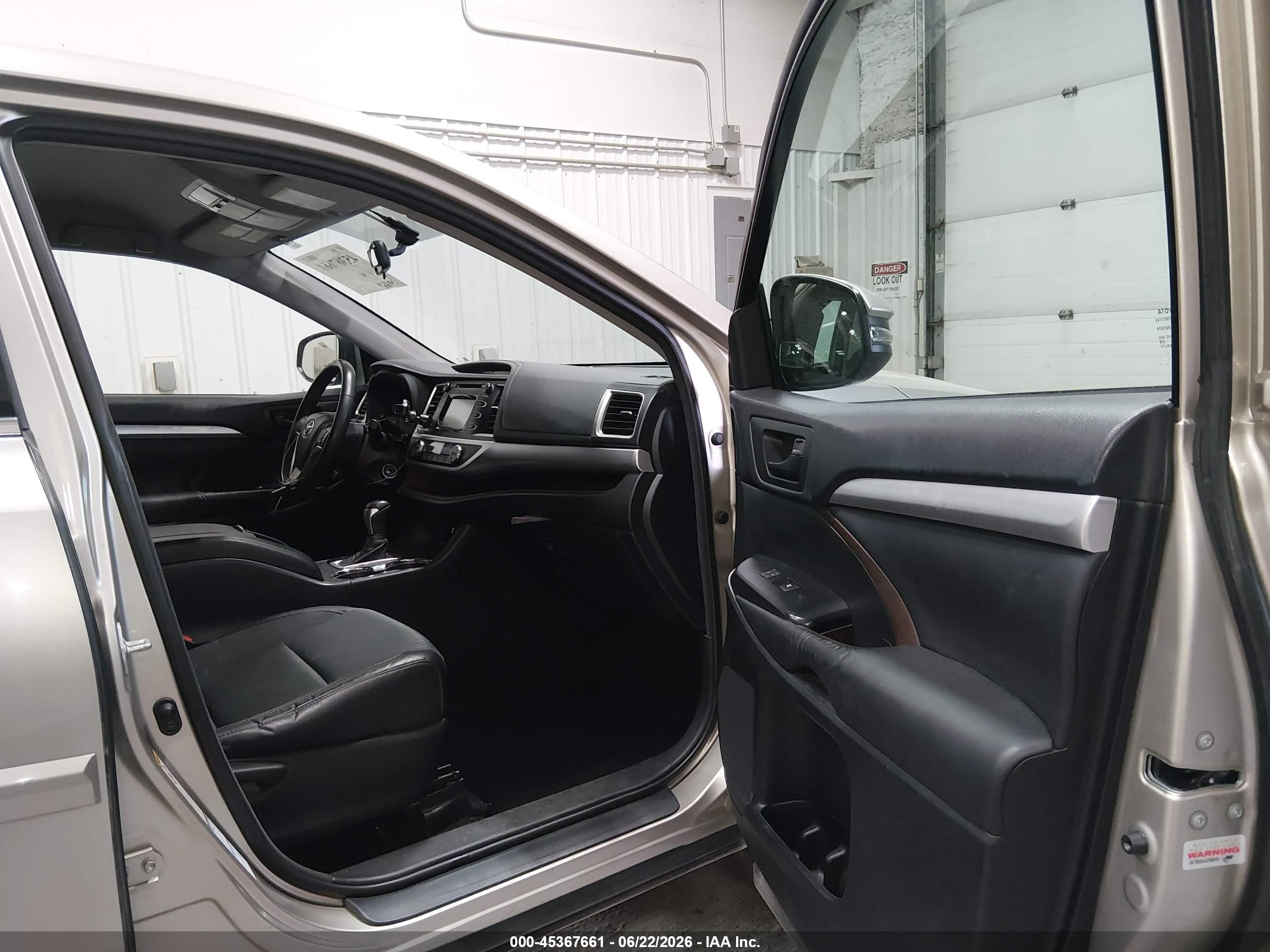 2015 Toyota Highlander Le Plus V6 Gold vin: 5TDBKRFHXFS206467