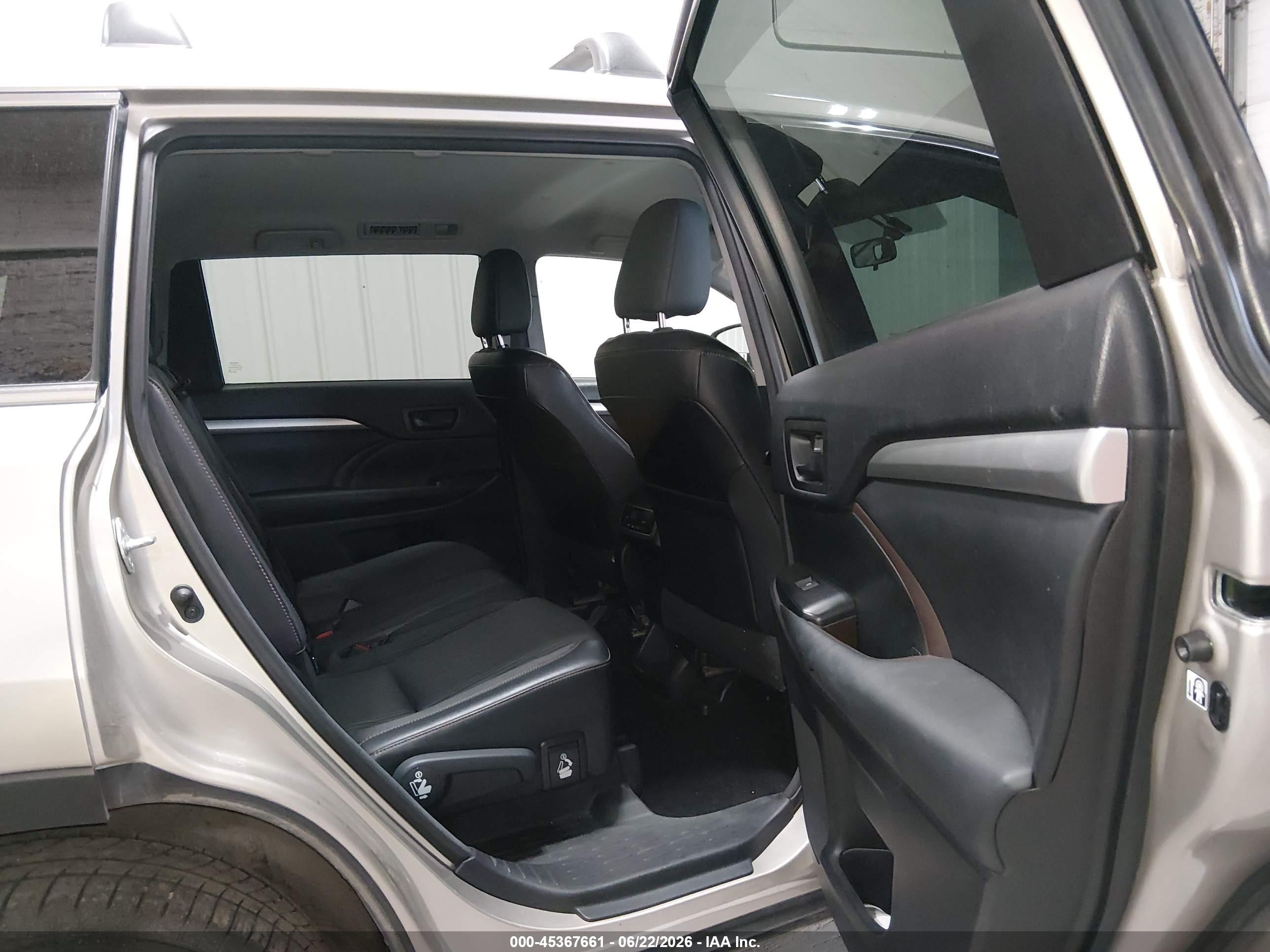 2015 Toyota Highlander Le Plus V6 Gold vin: 5TDBKRFHXFS206467