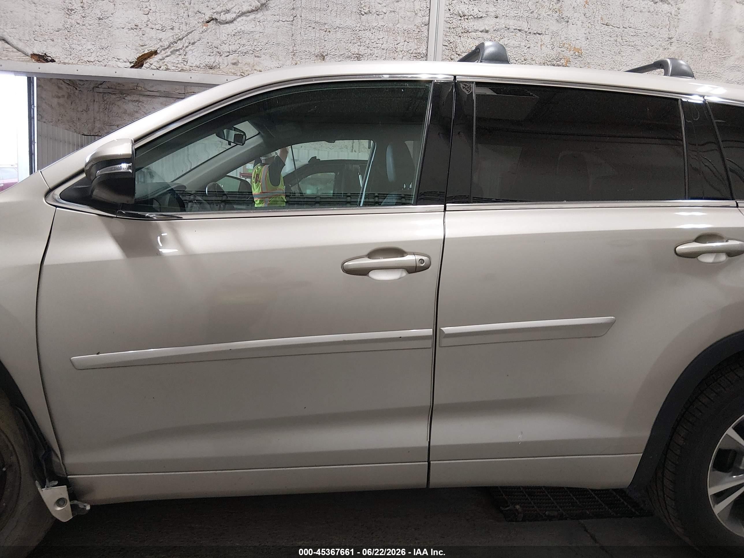2015 Toyota Highlander Le Plus V6 Gold vin: 5TDBKRFHXFS206467