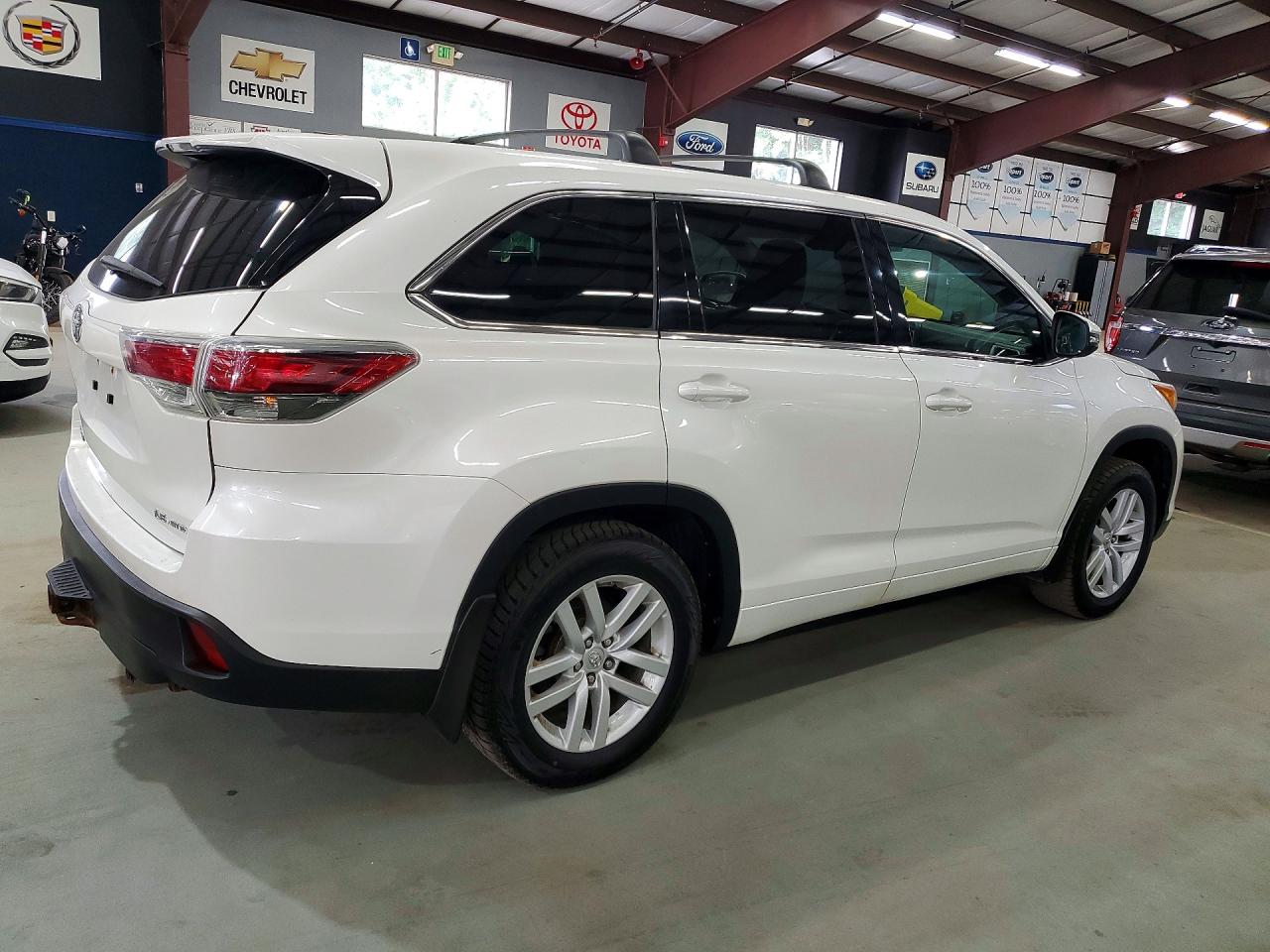 2015 Toyota Highlander Le White vin: 5TDBKRFHXFS211474