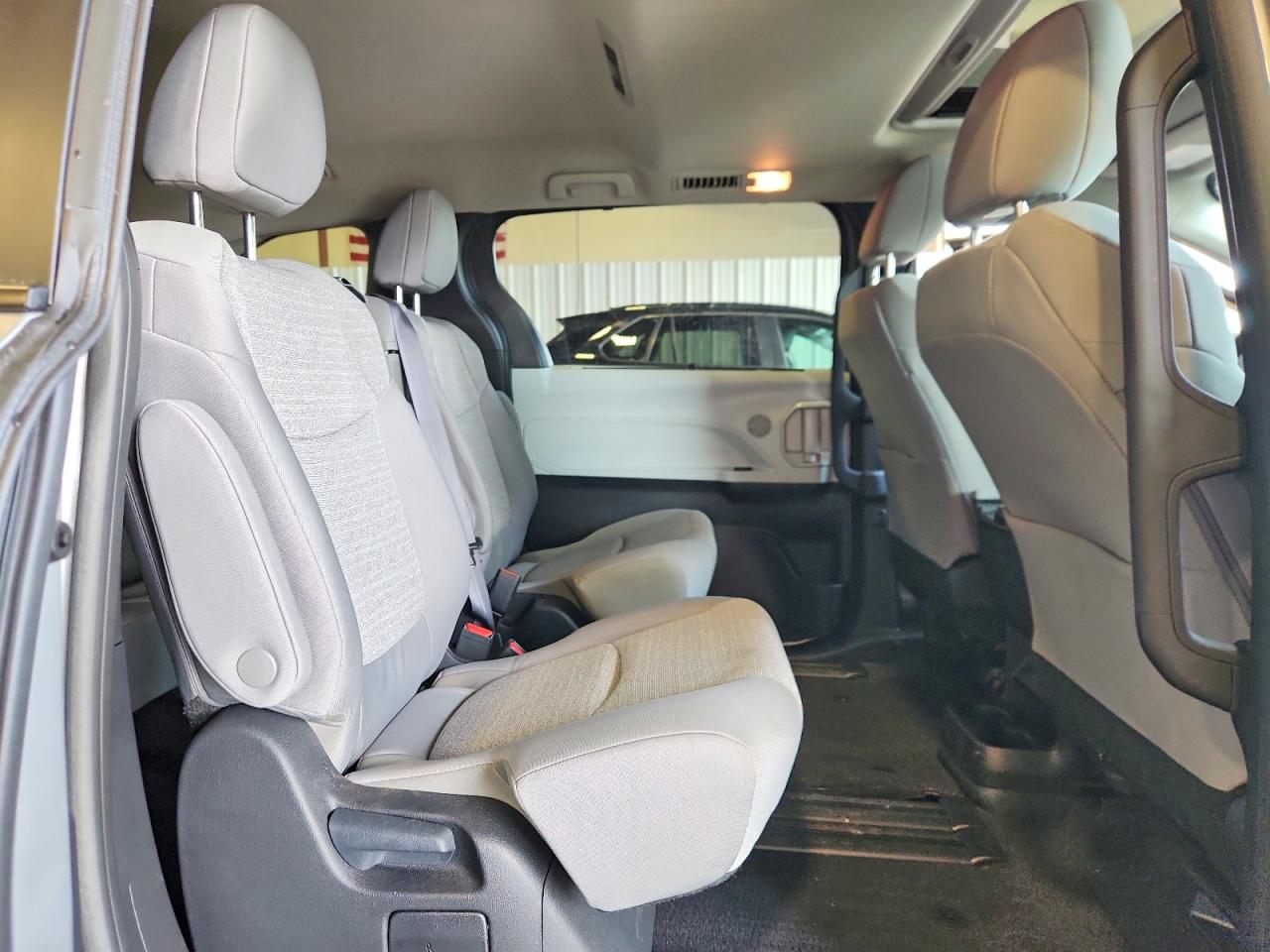 2025 Toyota Sienna Le Gray vin: 5TDBSKFC1SS206170