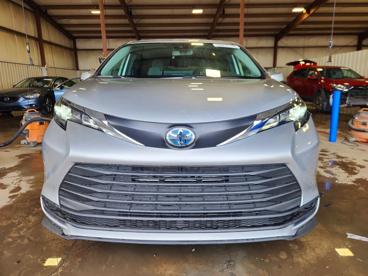 2025 Toyota Sienna Le Gray vin: 5TDBSKFC1SS206170