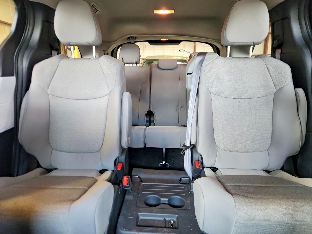 2025 Toyota Sienna Le Gray vin: 5TDBSKFC1SS206170