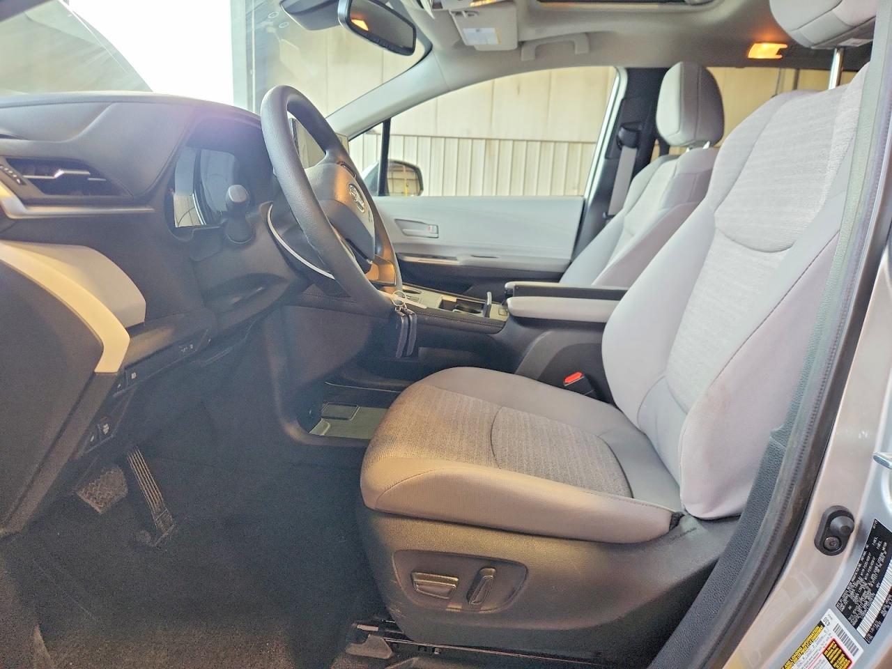 2025 Toyota Sienna Le Gray vin: 5TDBSKFC1SS206170