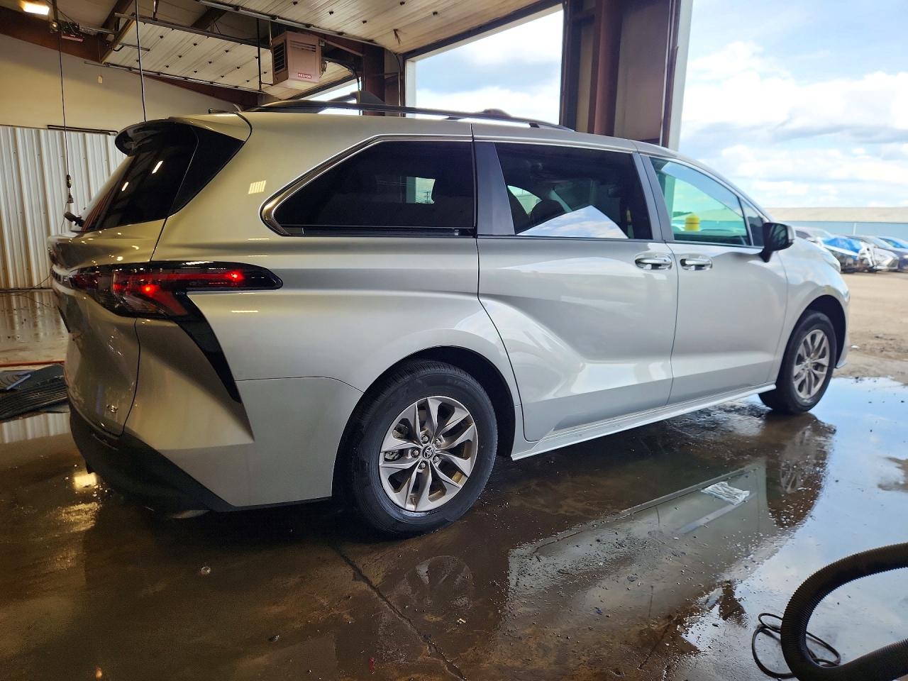 2025 Toyota Sienna Le Gray vin: 5TDBSKFC1SS206170