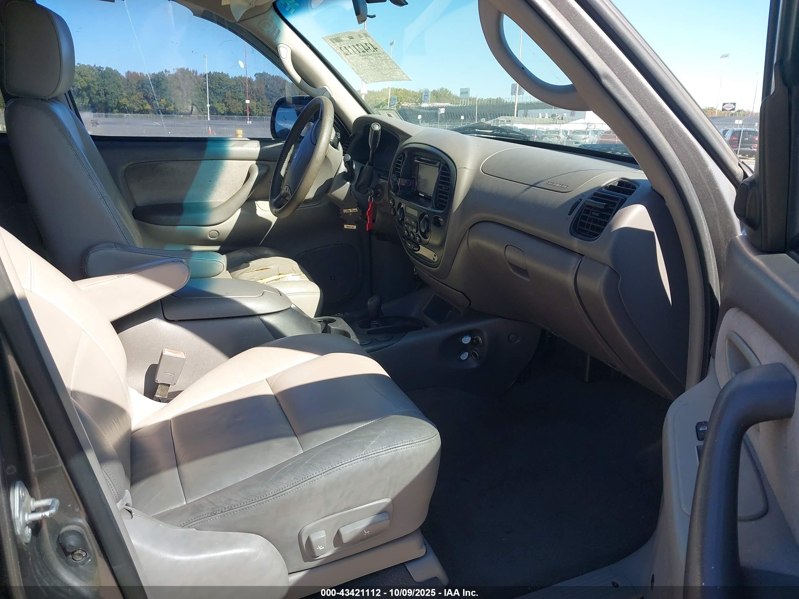 2003 Toyota Sequoia Sr5 V8 Серый vin: 5TDBT44A03S166109