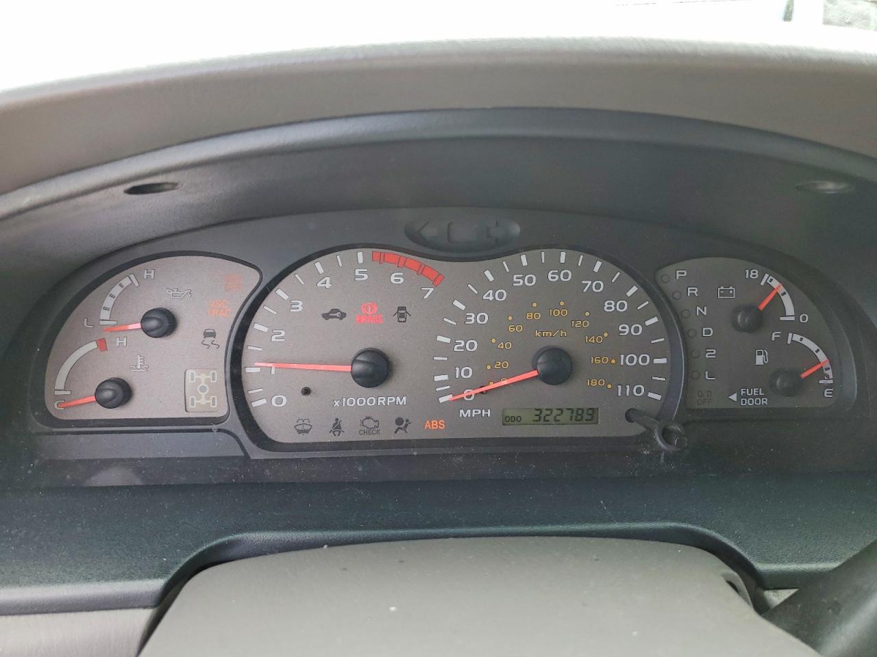 2002 Toyota Sequoia Sr5 Серебряный vin: 5TDBT44A12S134980