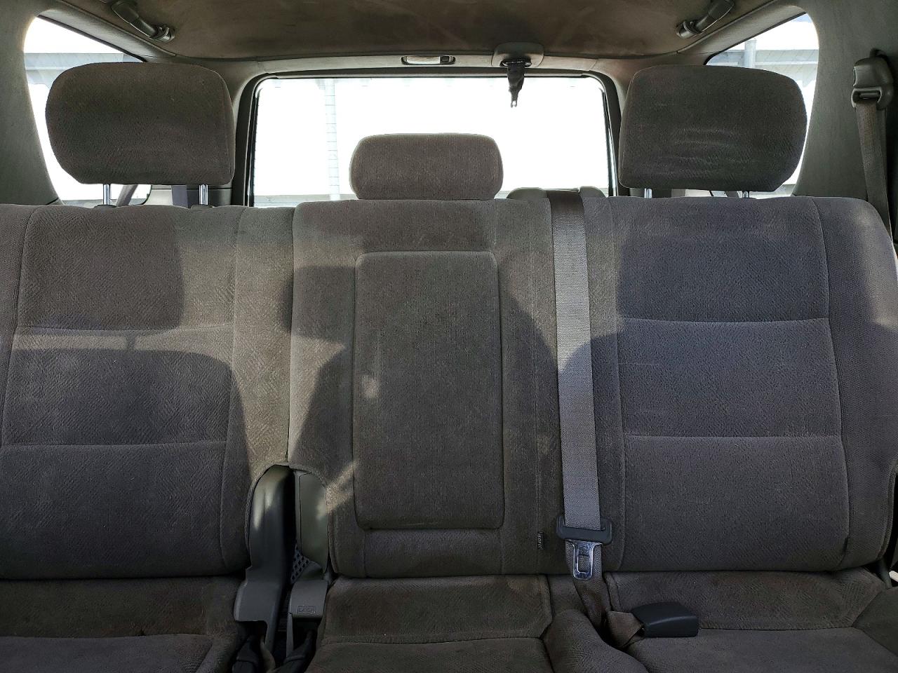 2002 Toyota Sequoia Sr5 Серебряный vin: 5TDBT44A12S134980