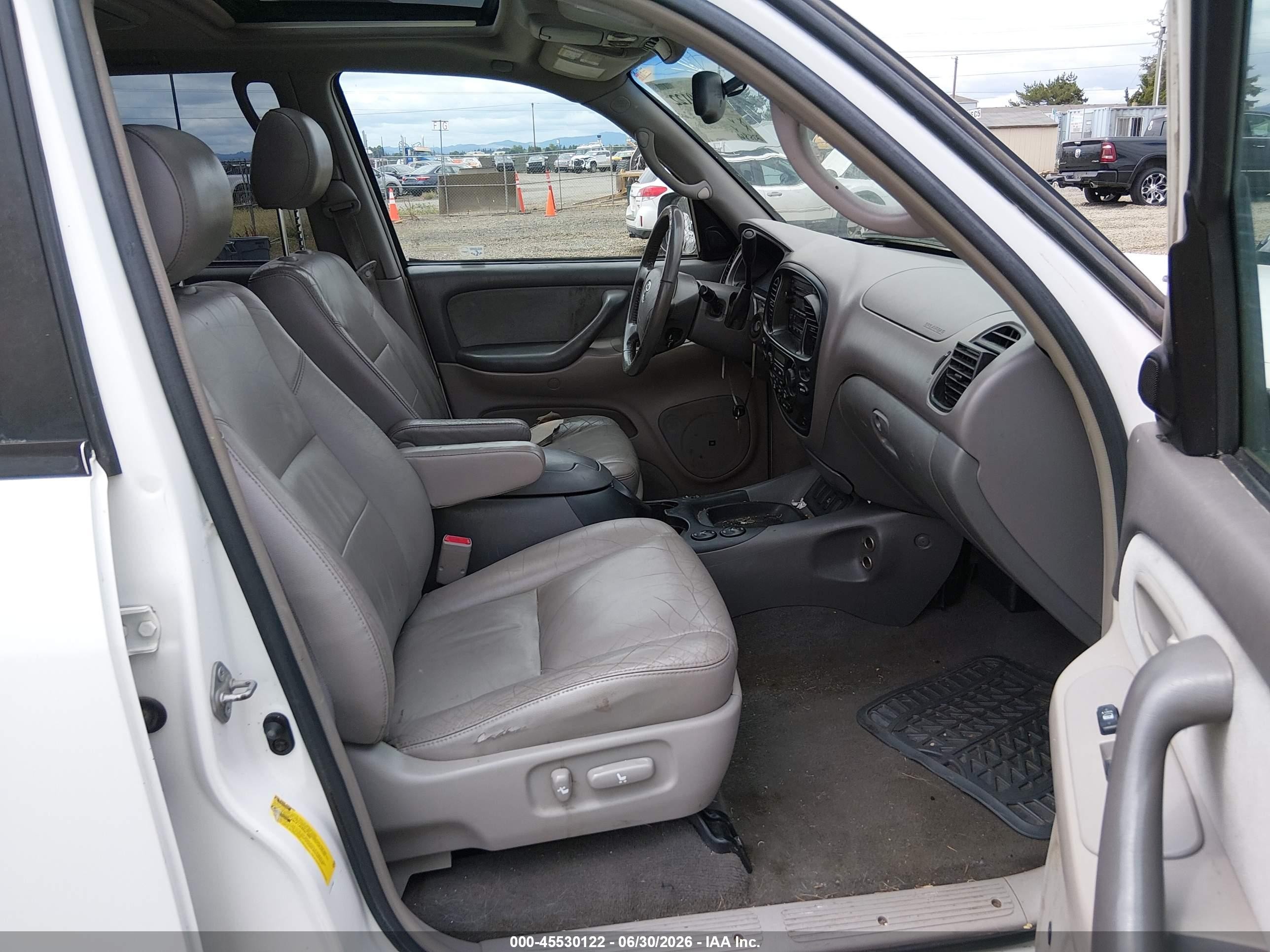 2005 Toyota Sequoia Sr5 V8 White vin: 5TDBT44A15S252290