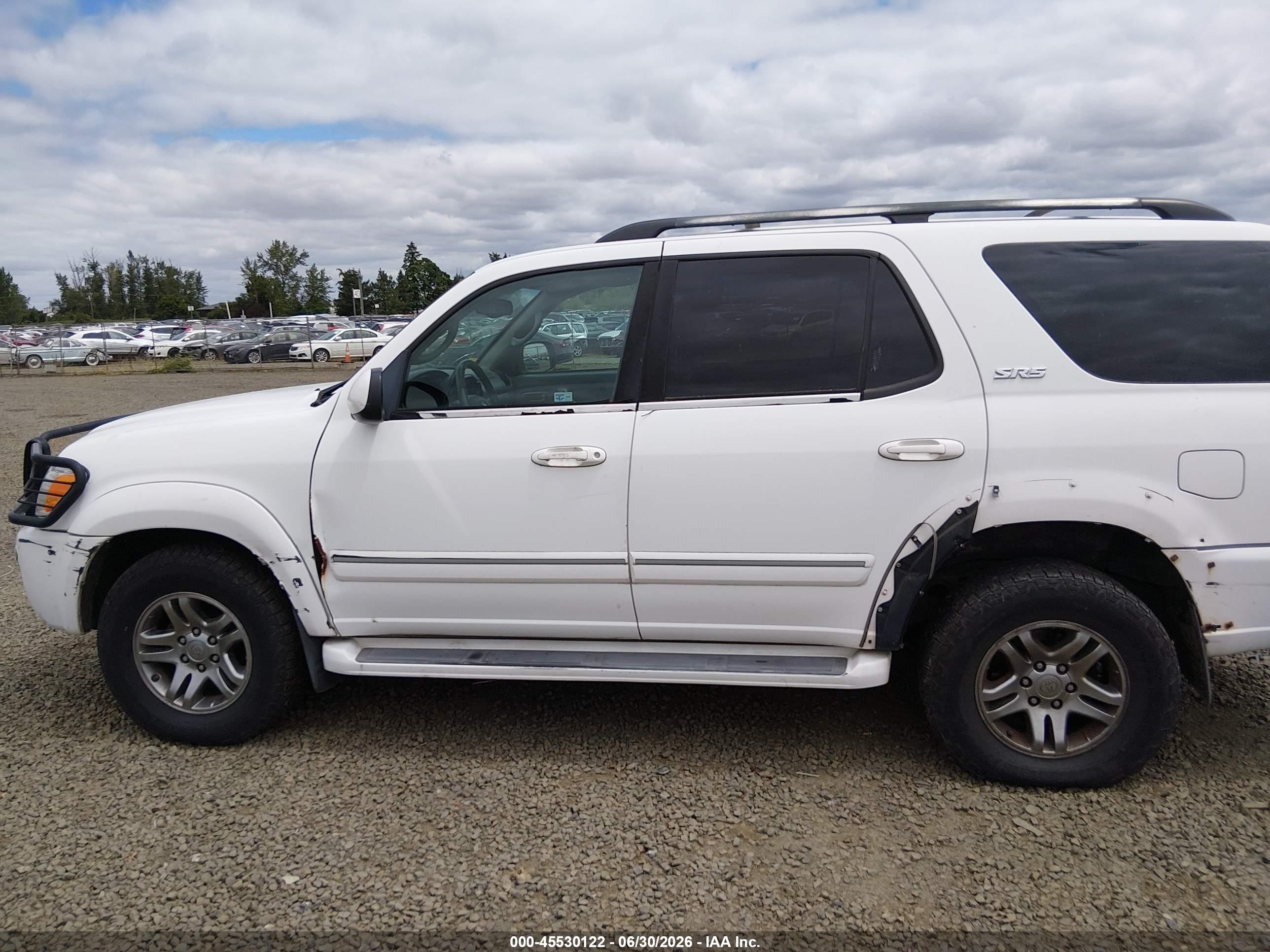 2005 Toyota Sequoia Sr5 V8 White vin: 5TDBT44A15S252290