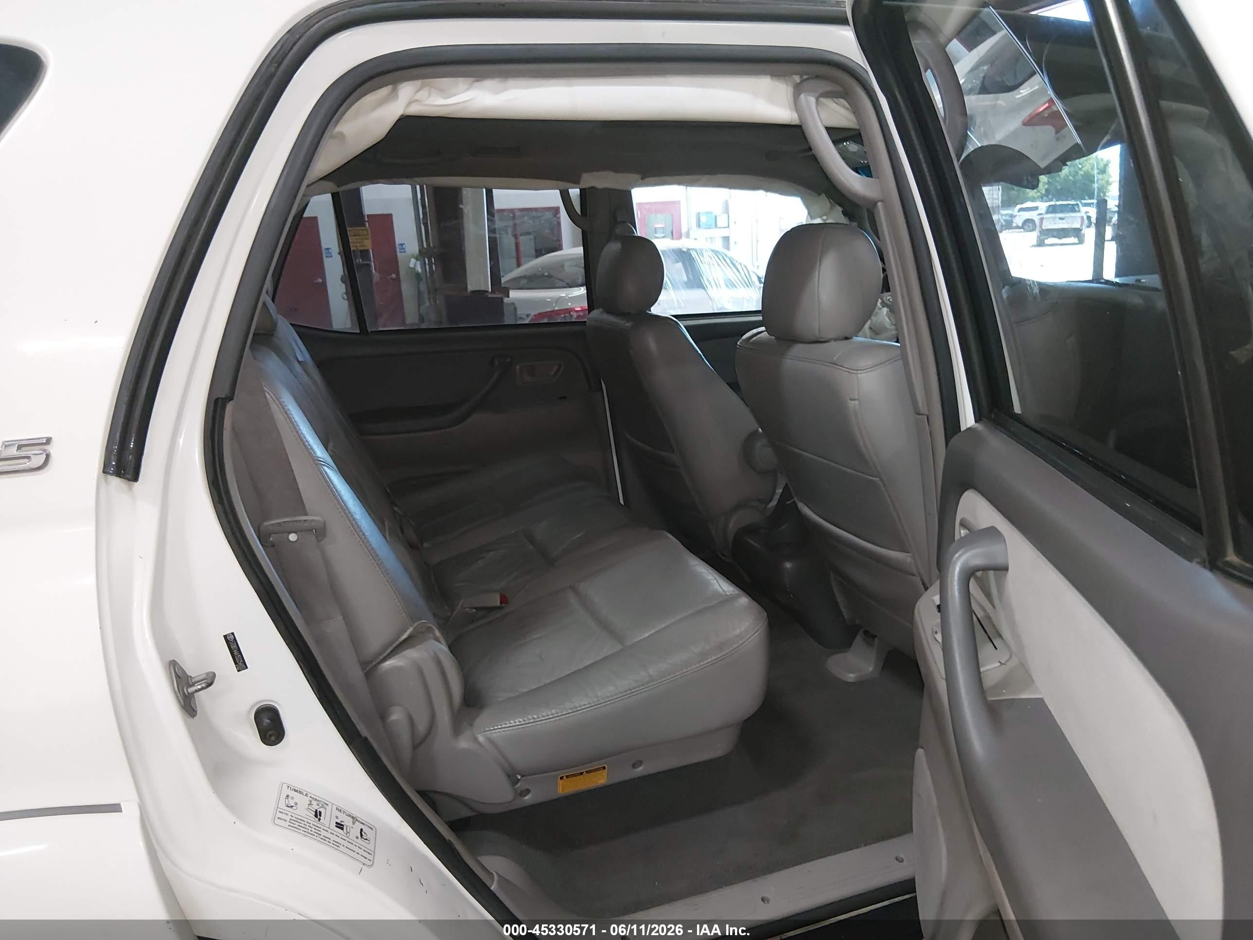 2005 Toyota Sequoia Sr5 V8 White vin: 5TDBT44A15S254055