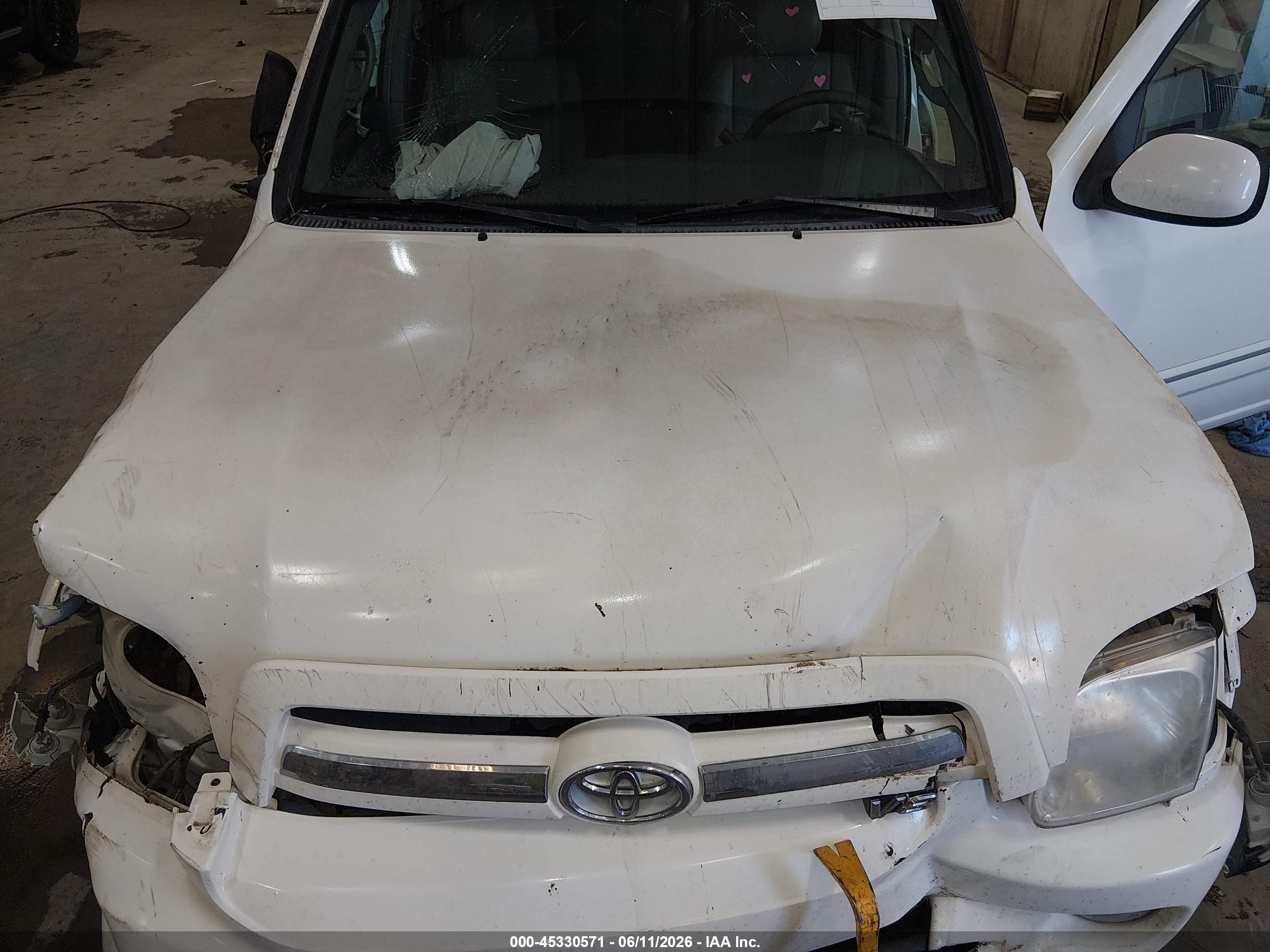 2005 Toyota Sequoia Sr5 V8 White vin: 5TDBT44A15S254055