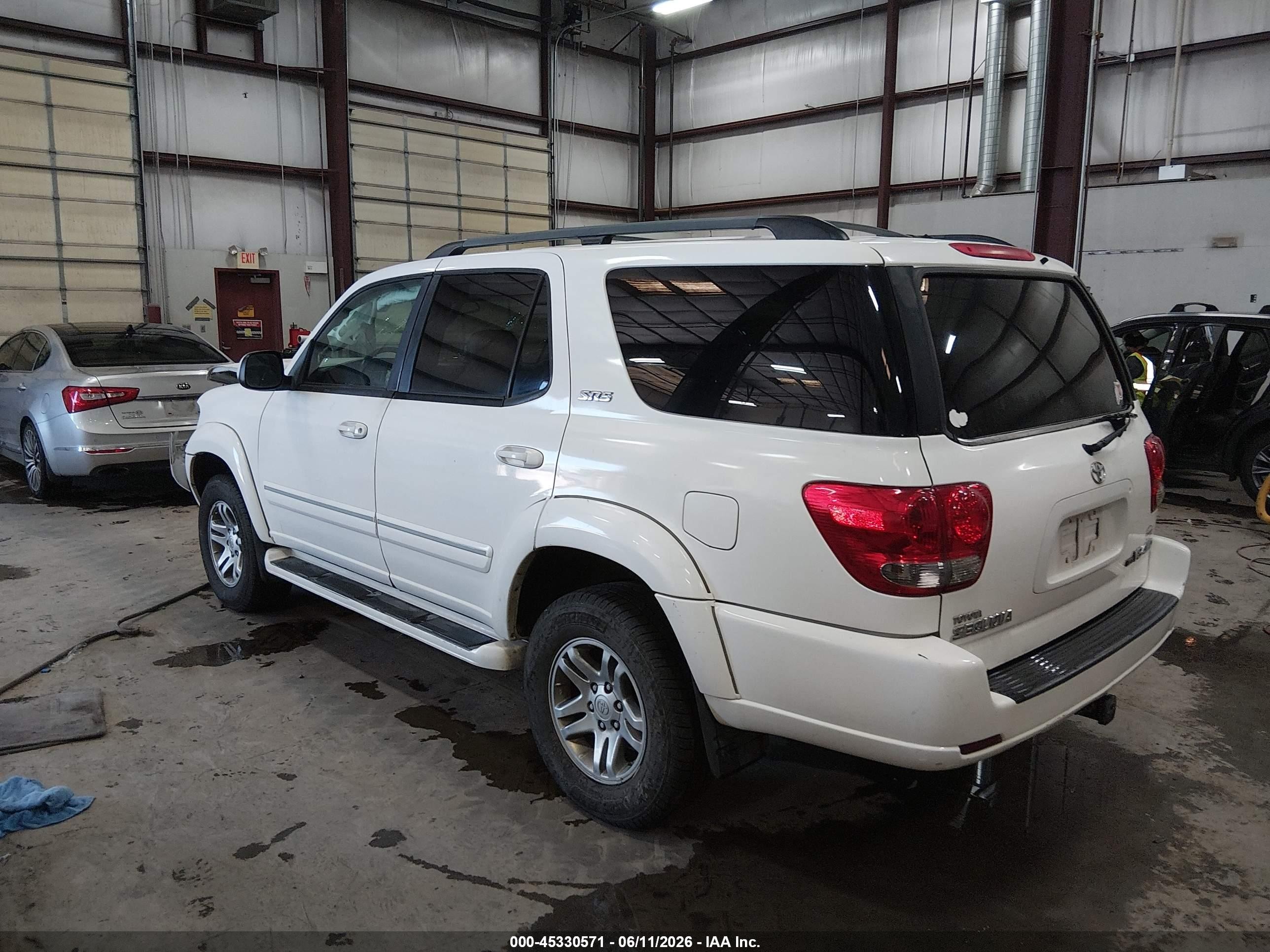 2005 Toyota Sequoia Sr5 V8 White vin: 5TDBT44A15S254055