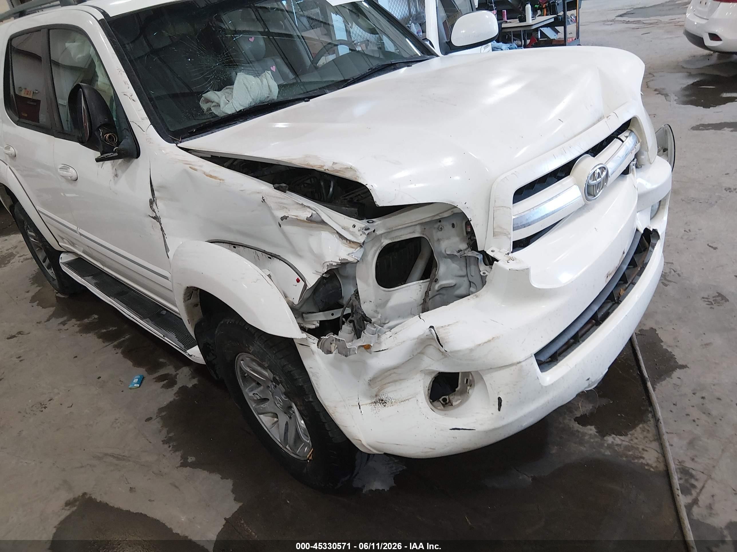 2005 Toyota Sequoia Sr5 V8 White vin: 5TDBT44A15S254055
