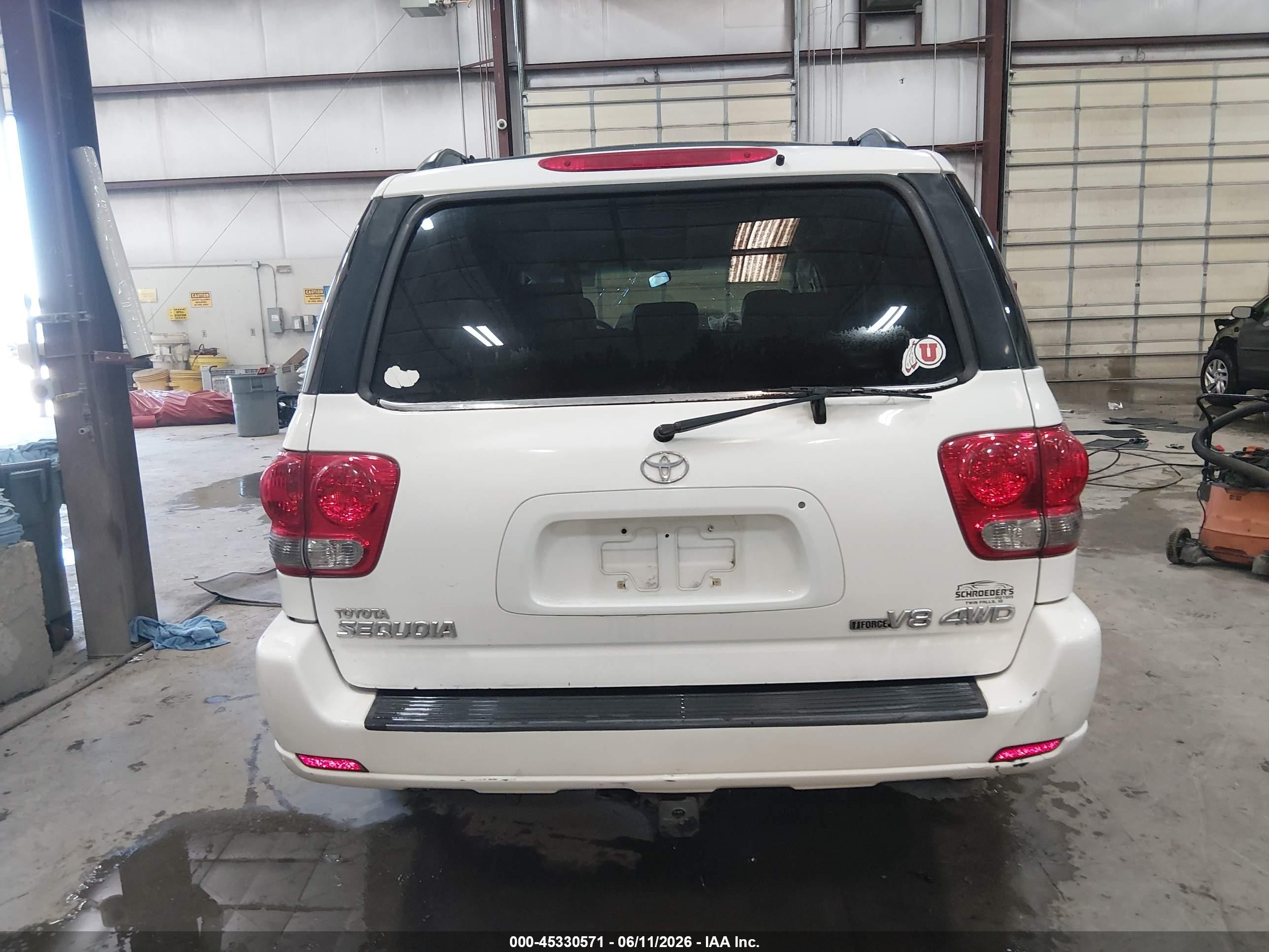 2005 Toyota Sequoia Sr5 V8 White vin: 5TDBT44A15S254055