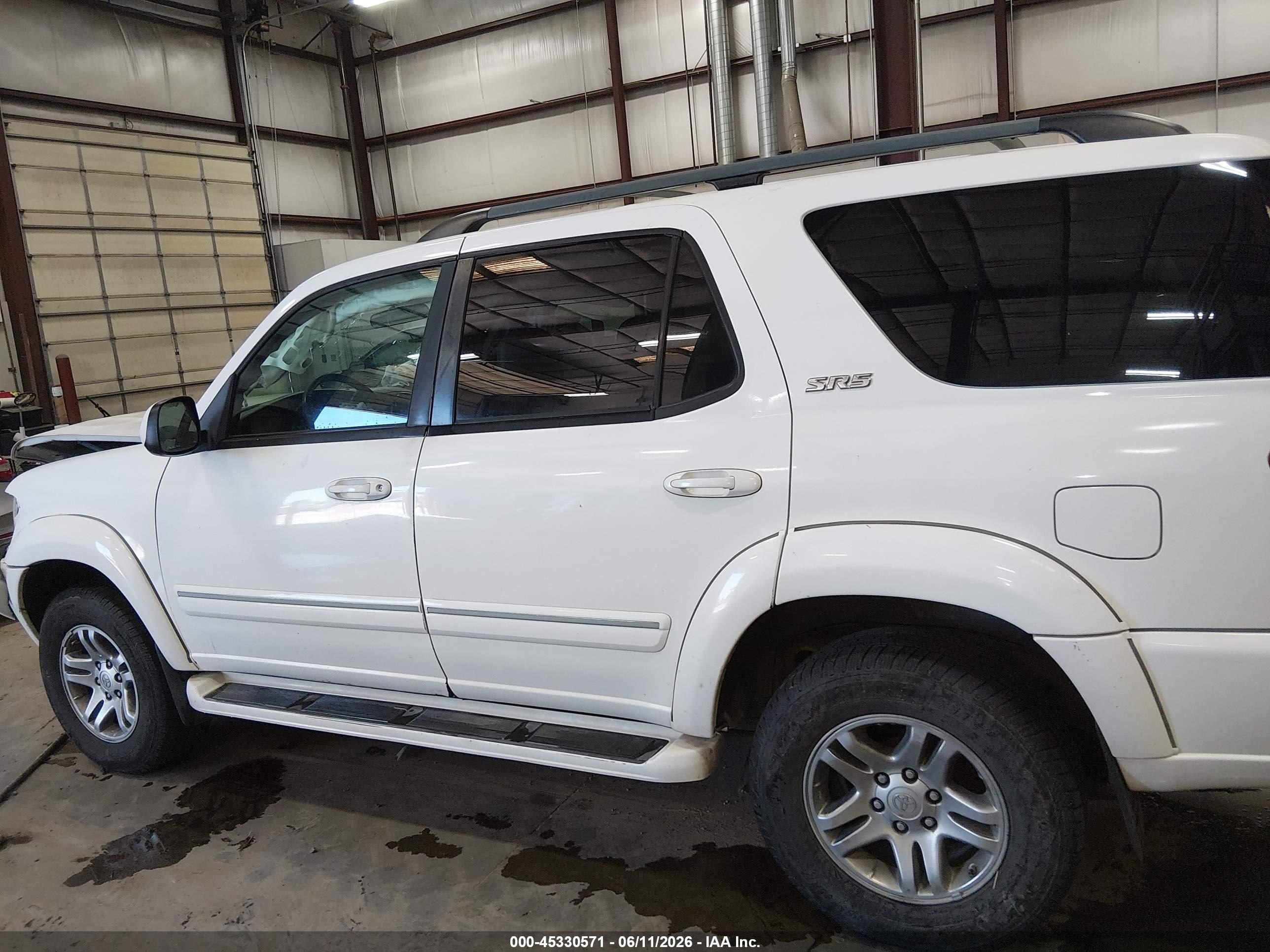 2005 Toyota Sequoia Sr5 V8 White vin: 5TDBT44A15S254055
