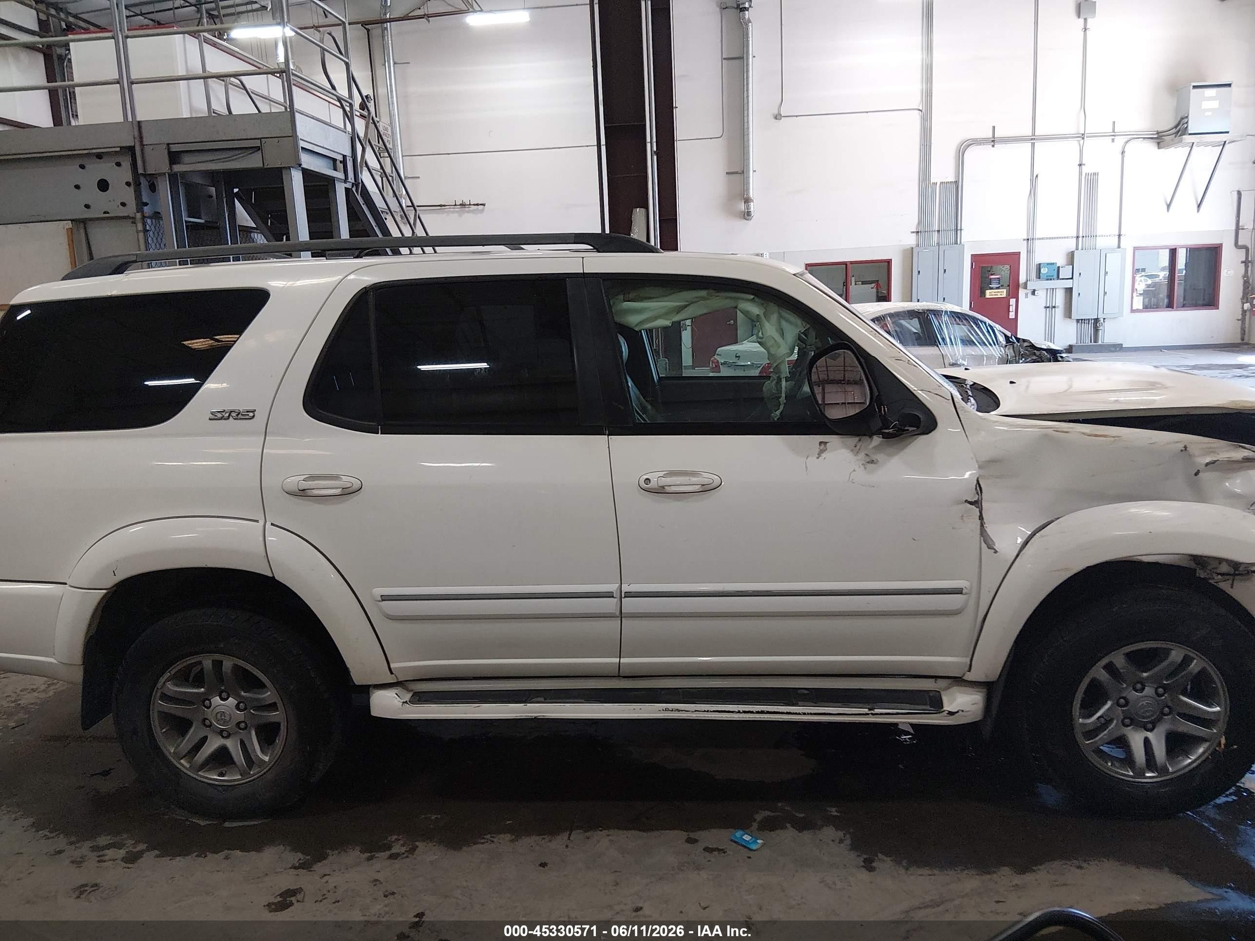 2005 Toyota Sequoia Sr5 V8 White vin: 5TDBT44A15S254055