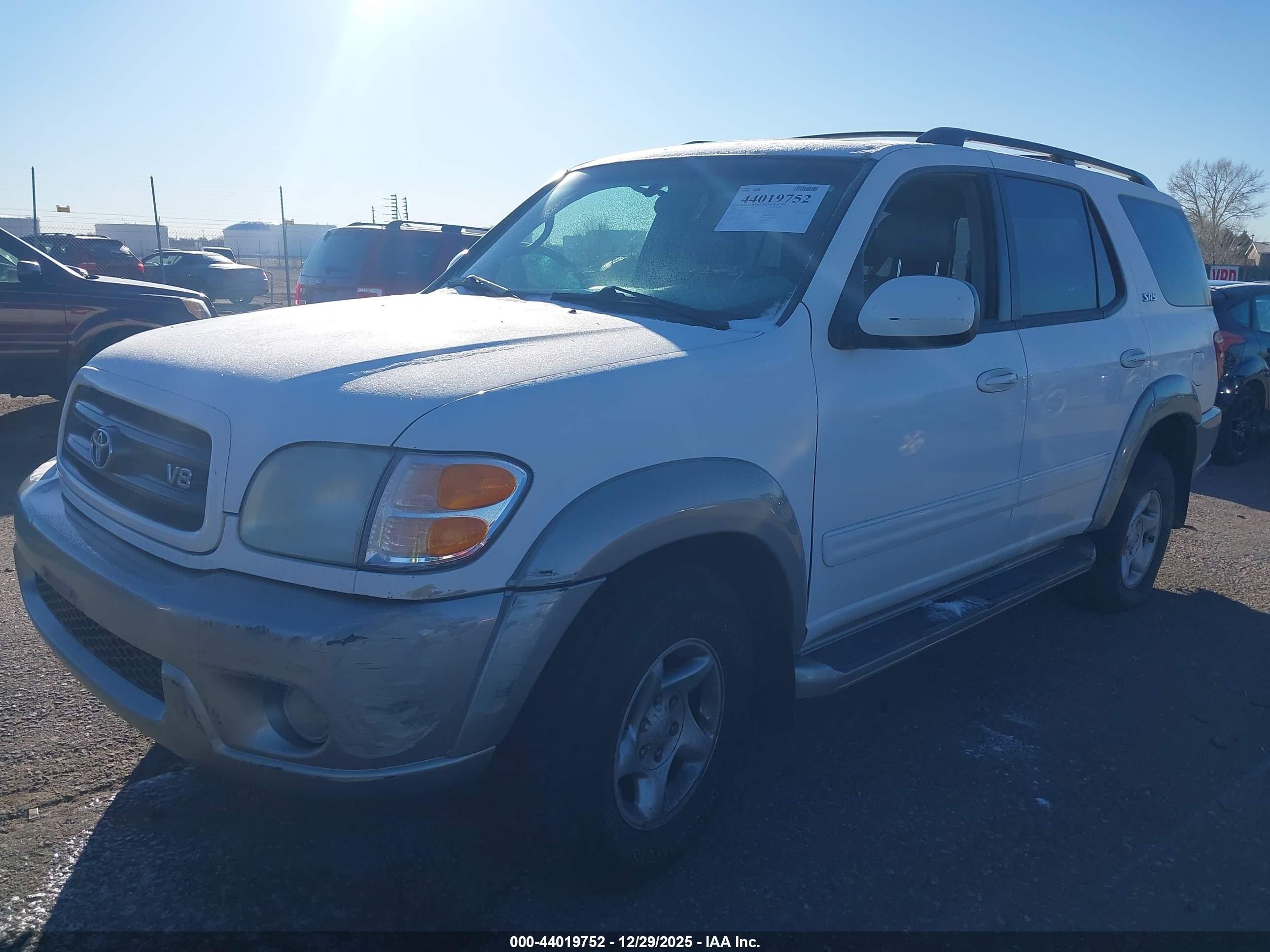 2002 Toyota Sequoia Sr5 V8 White vin: 5TDBT44A22S057746