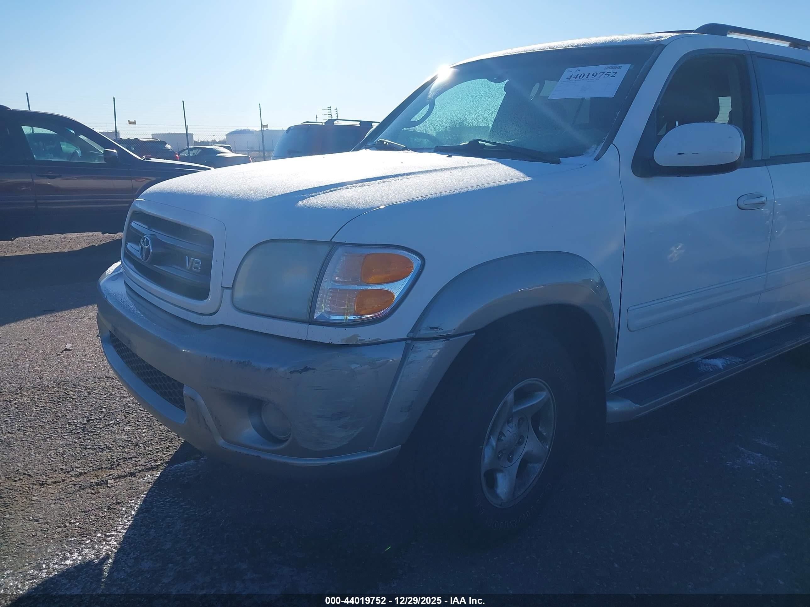 2002 Toyota Sequoia Sr5 V8 White vin: 5TDBT44A22S057746