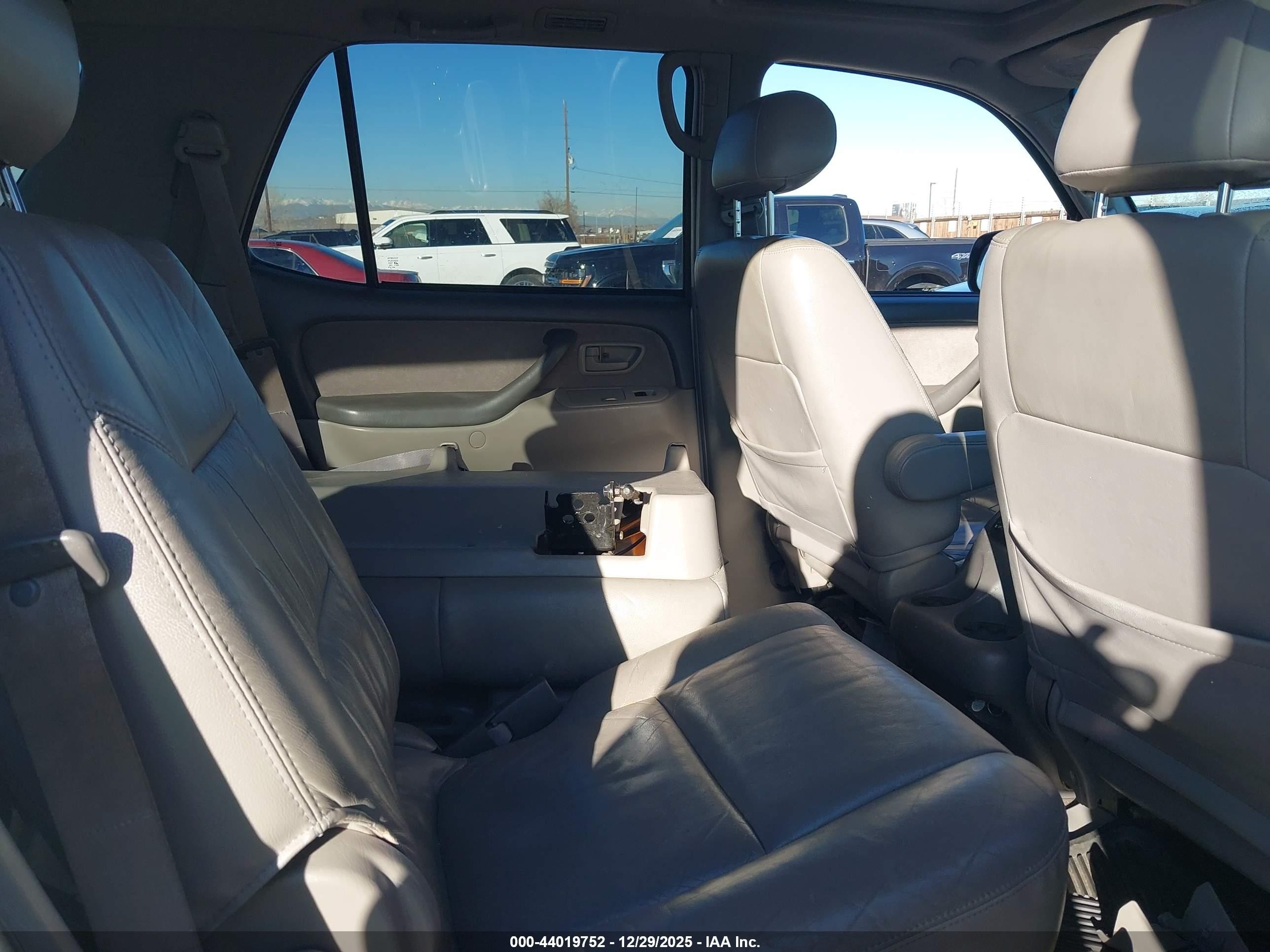 2002 Toyota Sequoia Sr5 V8 White vin: 5TDBT44A22S057746