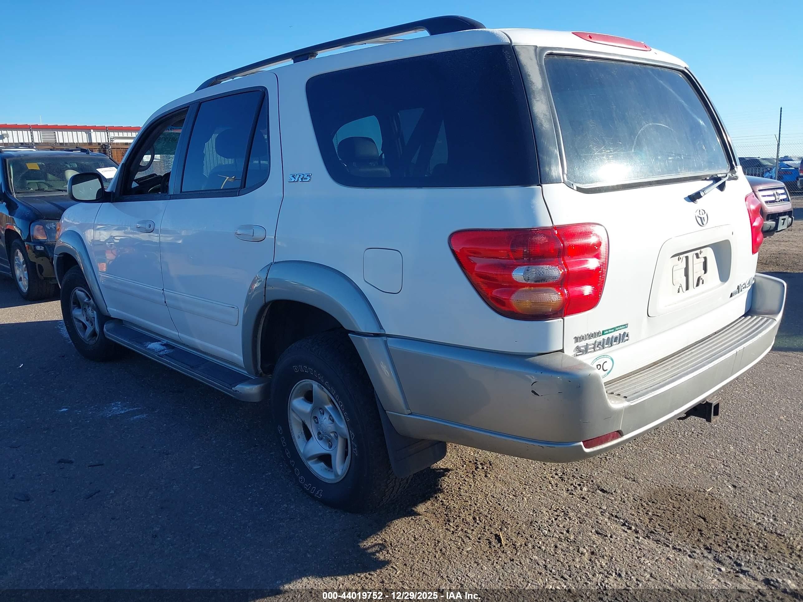 2002 Toyota Sequoia Sr5 V8 White vin: 5TDBT44A22S057746