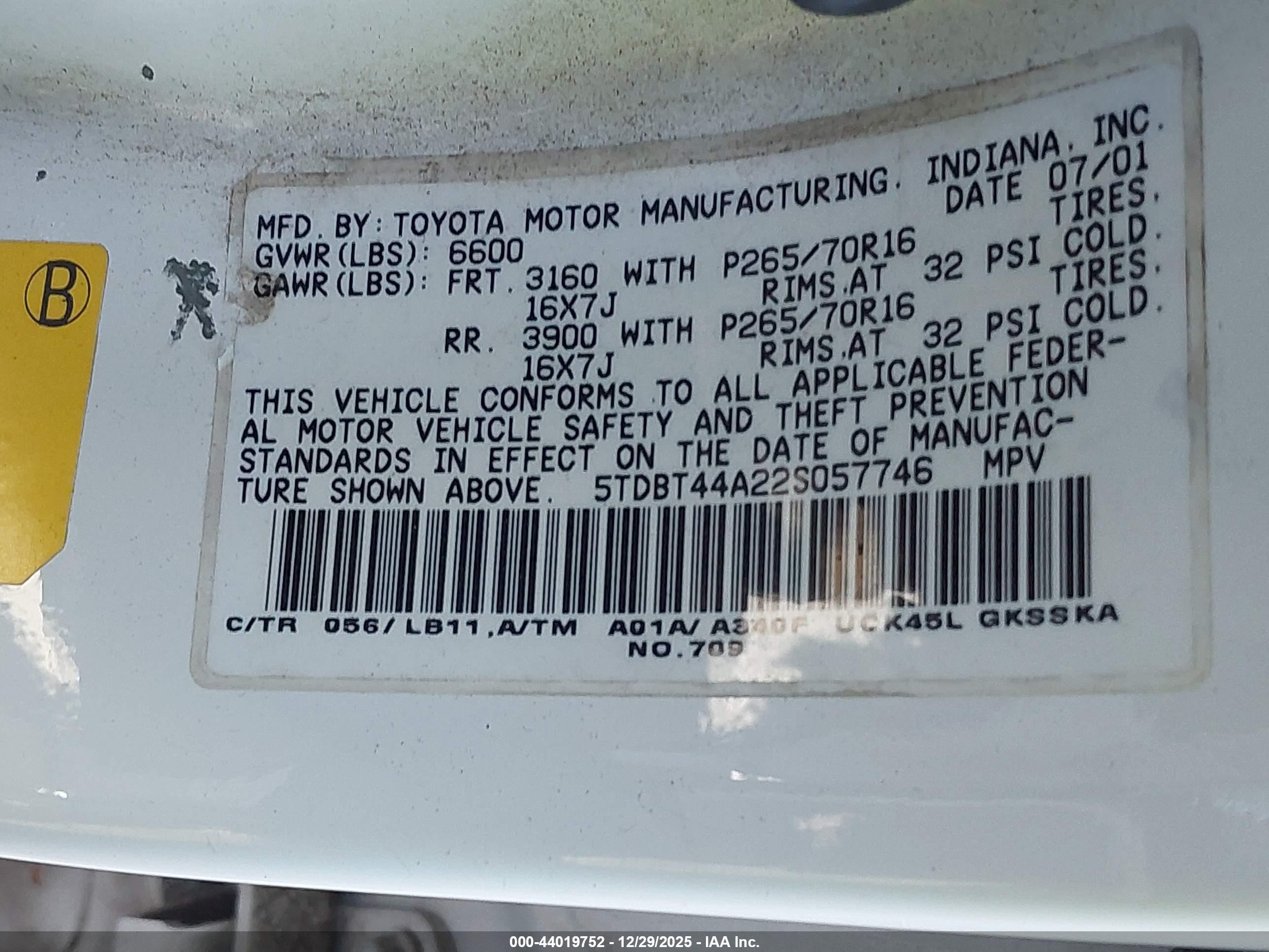 2002 Toyota Sequoia Sr5 V8 White vin: 5TDBT44A22S057746