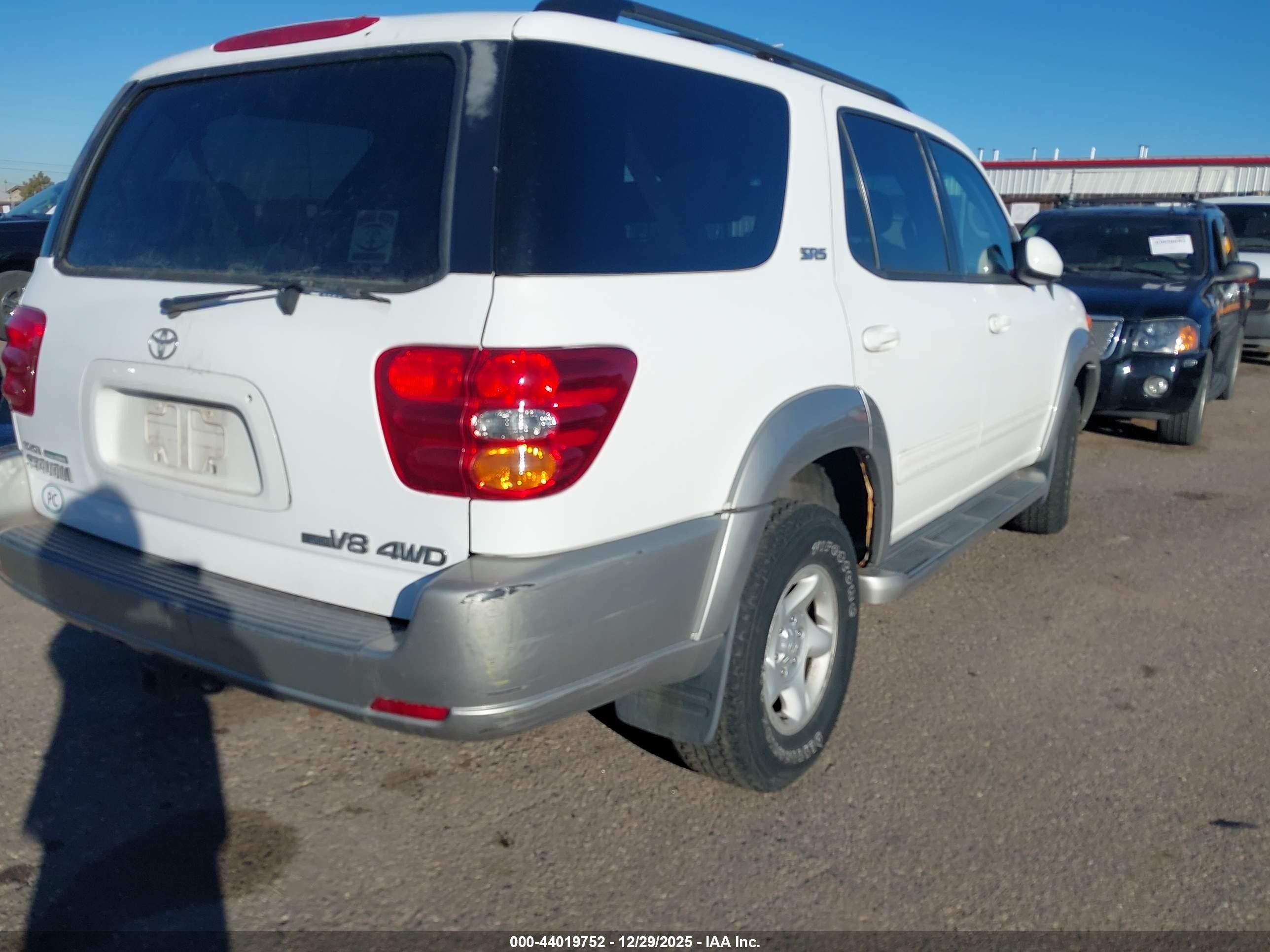 2002 Toyota Sequoia Sr5 V8 White vin: 5TDBT44A22S057746