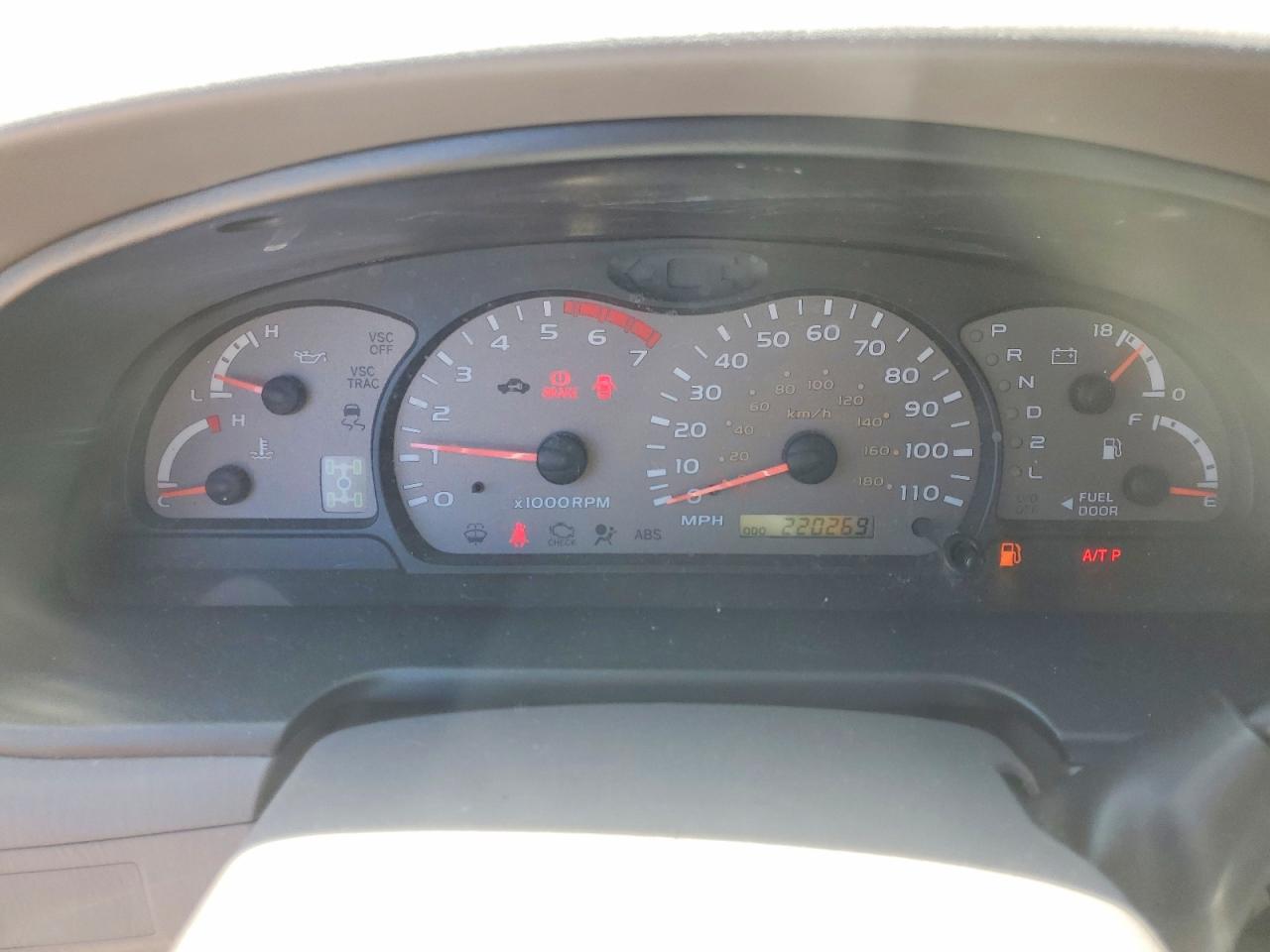2002 Toyota Sequoia Серебряный vin: 5TDBT44A22S070870