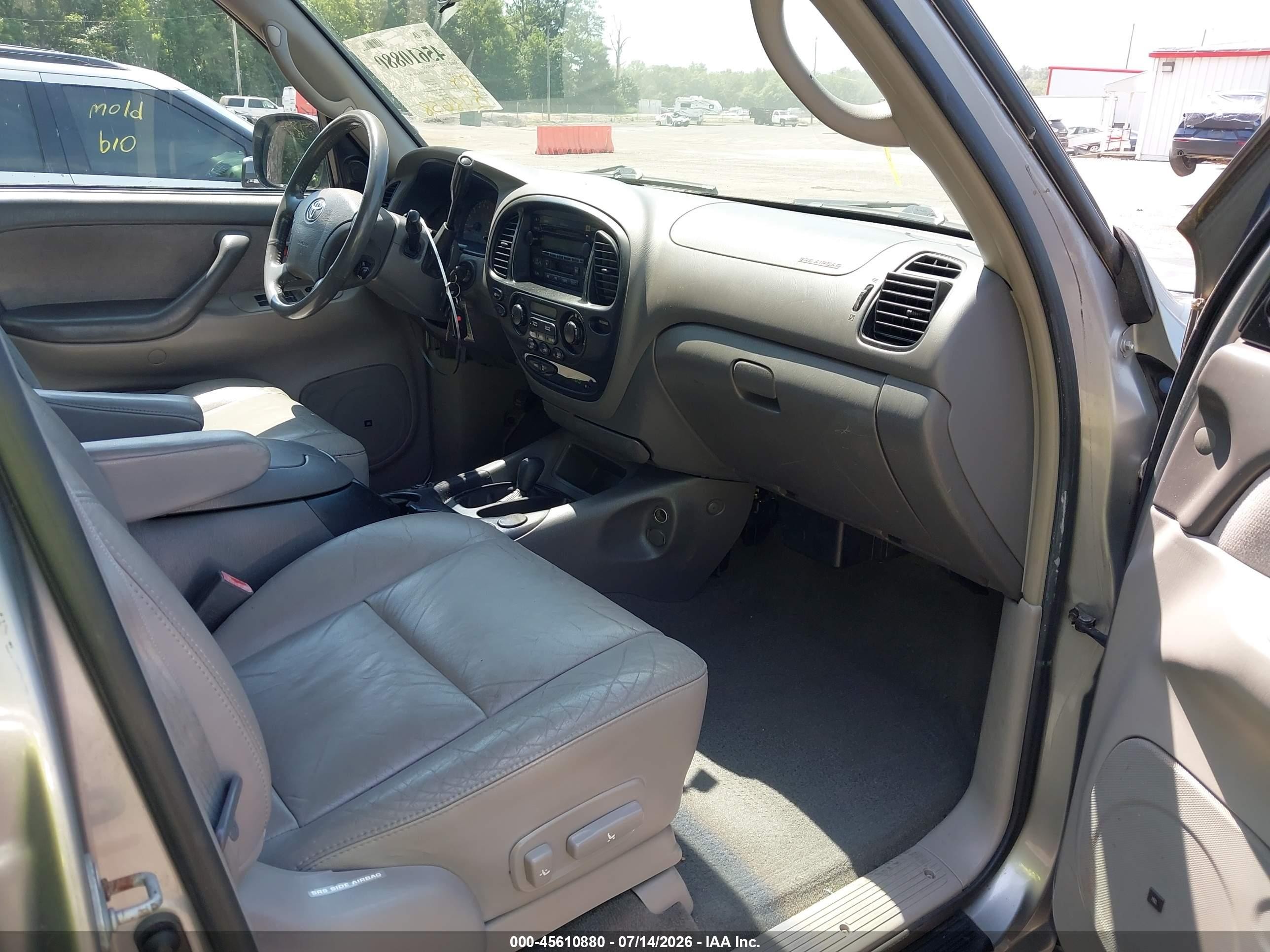 2004 Toyota Sequoia Sr5 V8 Silver vin: 5TDBT44A24S229194