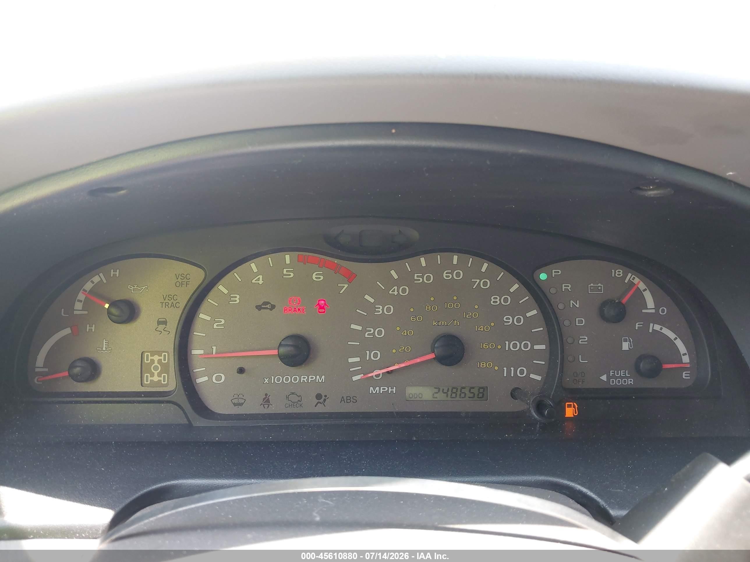 2004 Toyota Sequoia Sr5 V8 Silver vin: 5TDBT44A24S229194