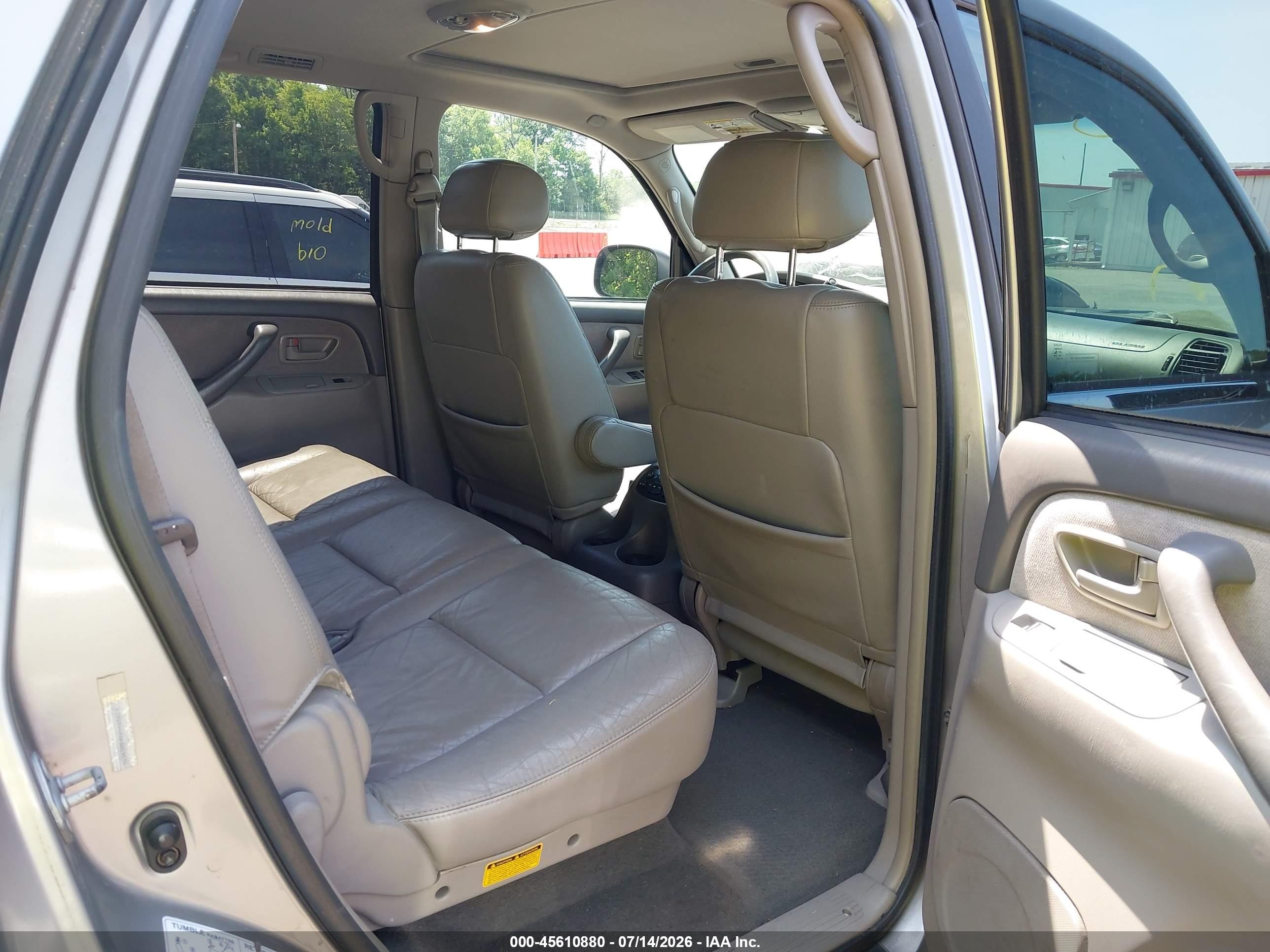 2004 Toyota Sequoia Sr5 V8 Silver vin: 5TDBT44A24S229194