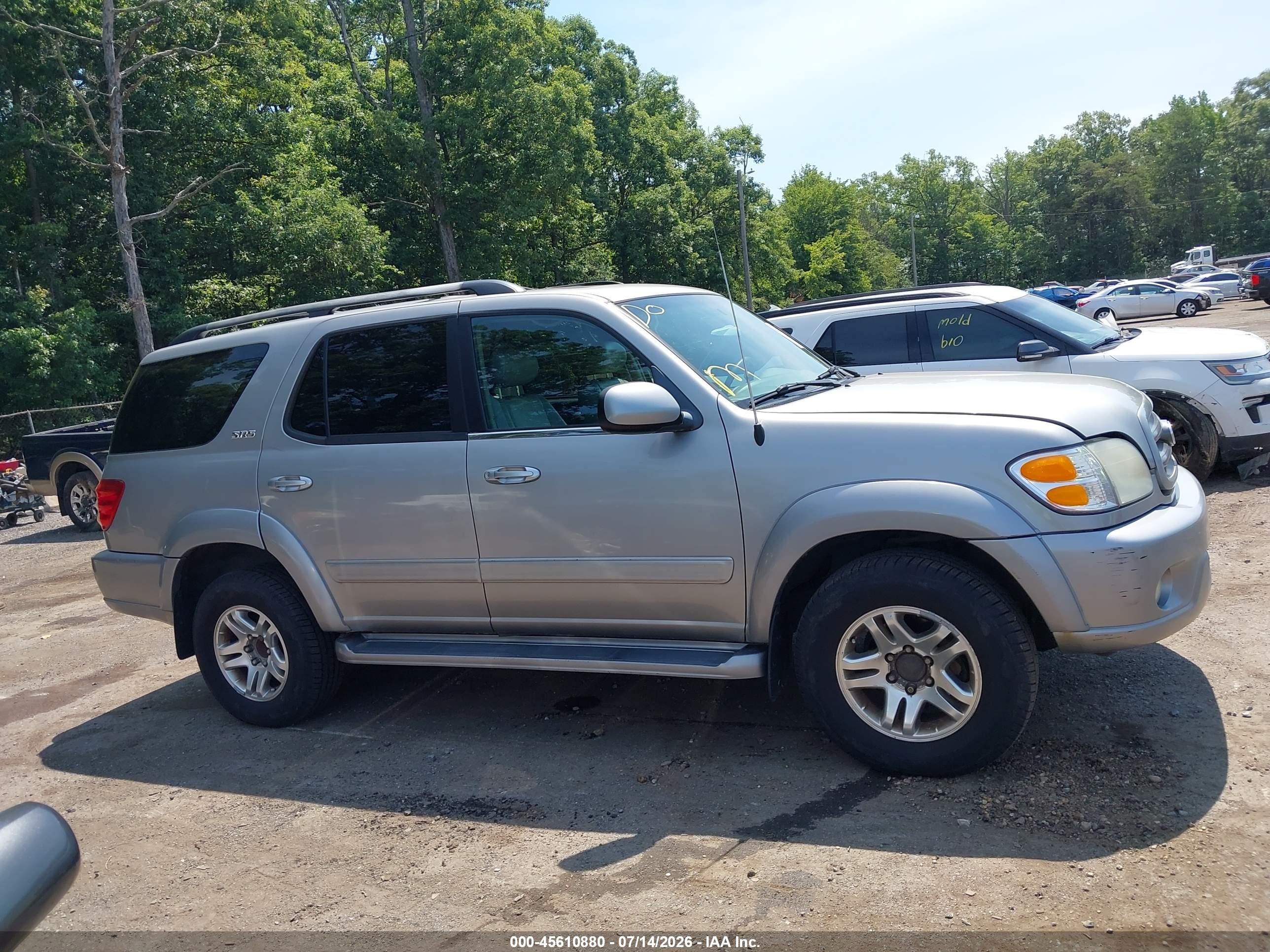 2004 Toyota Sequoia Sr5 V8 Silver vin: 5TDBT44A24S229194