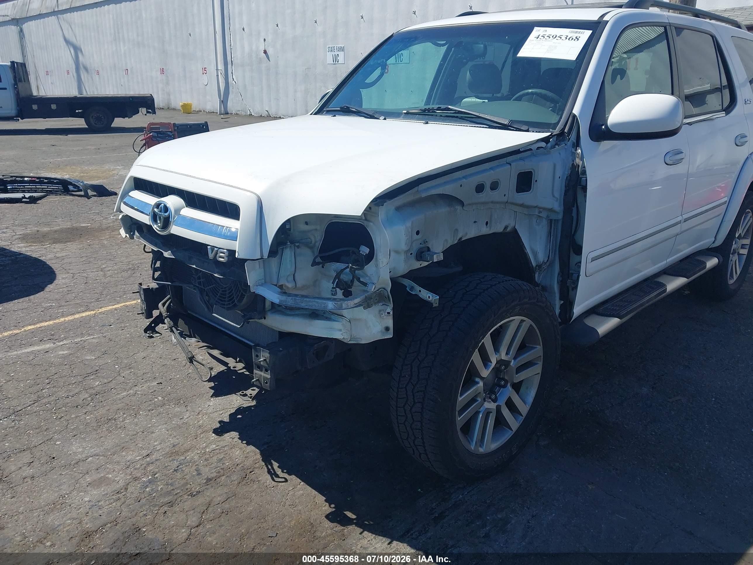 2005 Toyota Sequoia Sr5 V8 White vin: 5TDBT44A25S241816