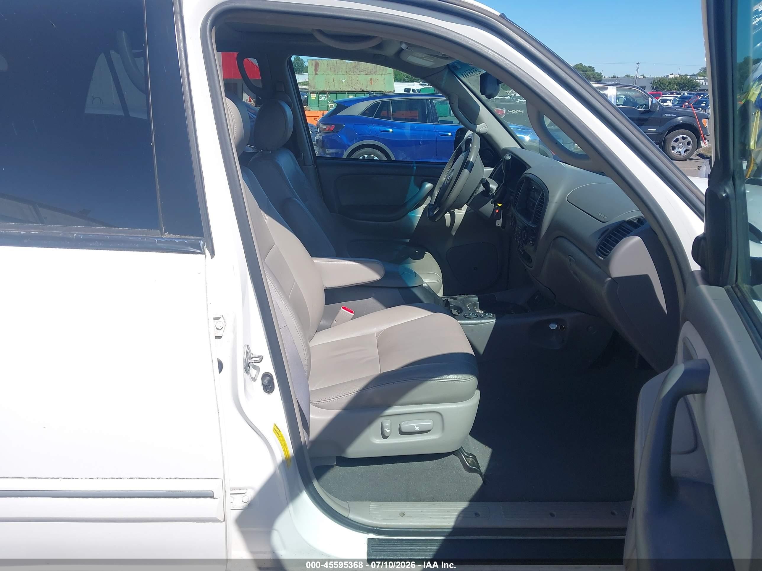 2005 Toyota Sequoia Sr5 V8 White vin: 5TDBT44A25S241816