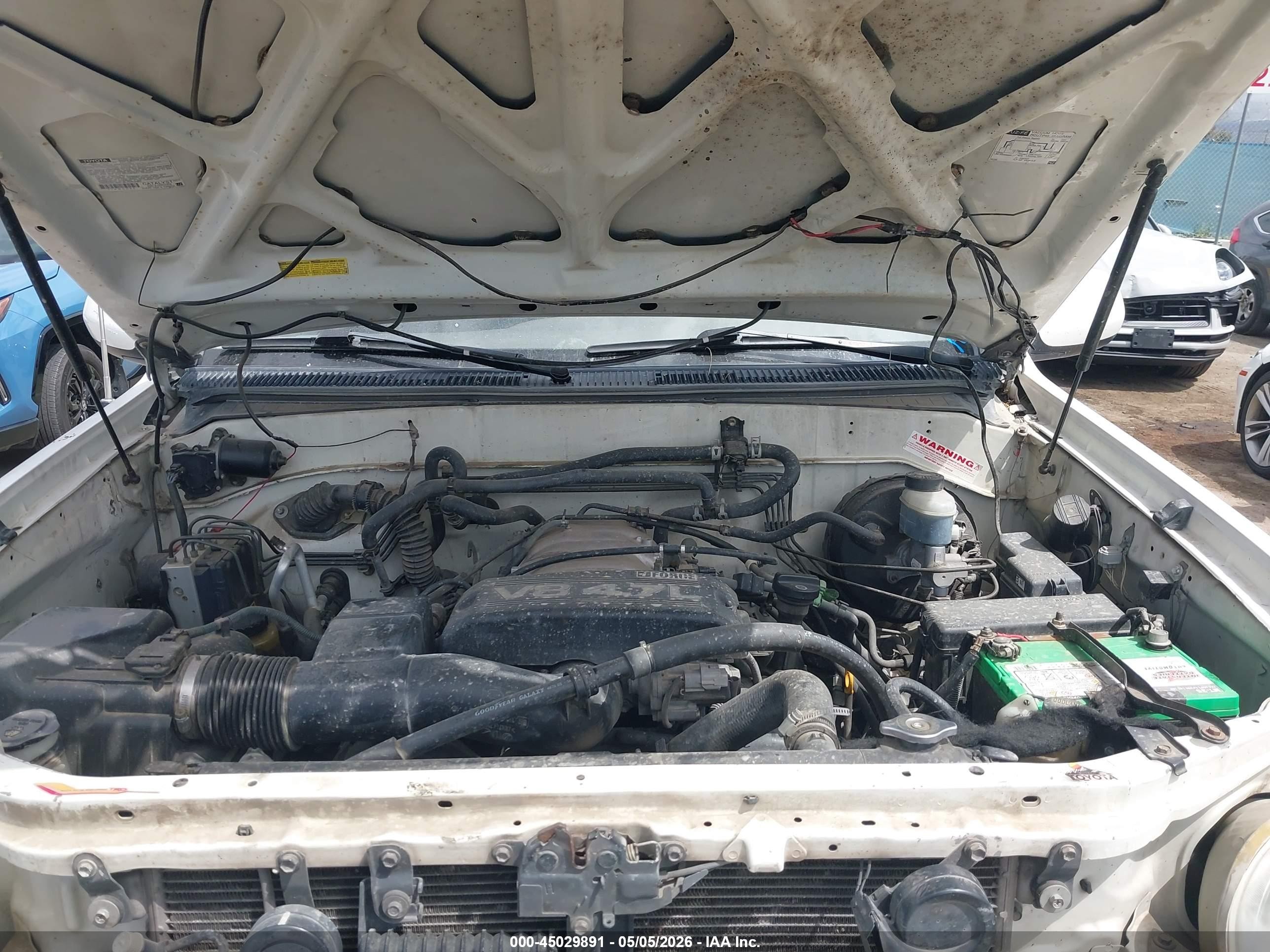 2002 Toyota Sequoia Sr5 V8 White vin: 5TDBT44A32S118912