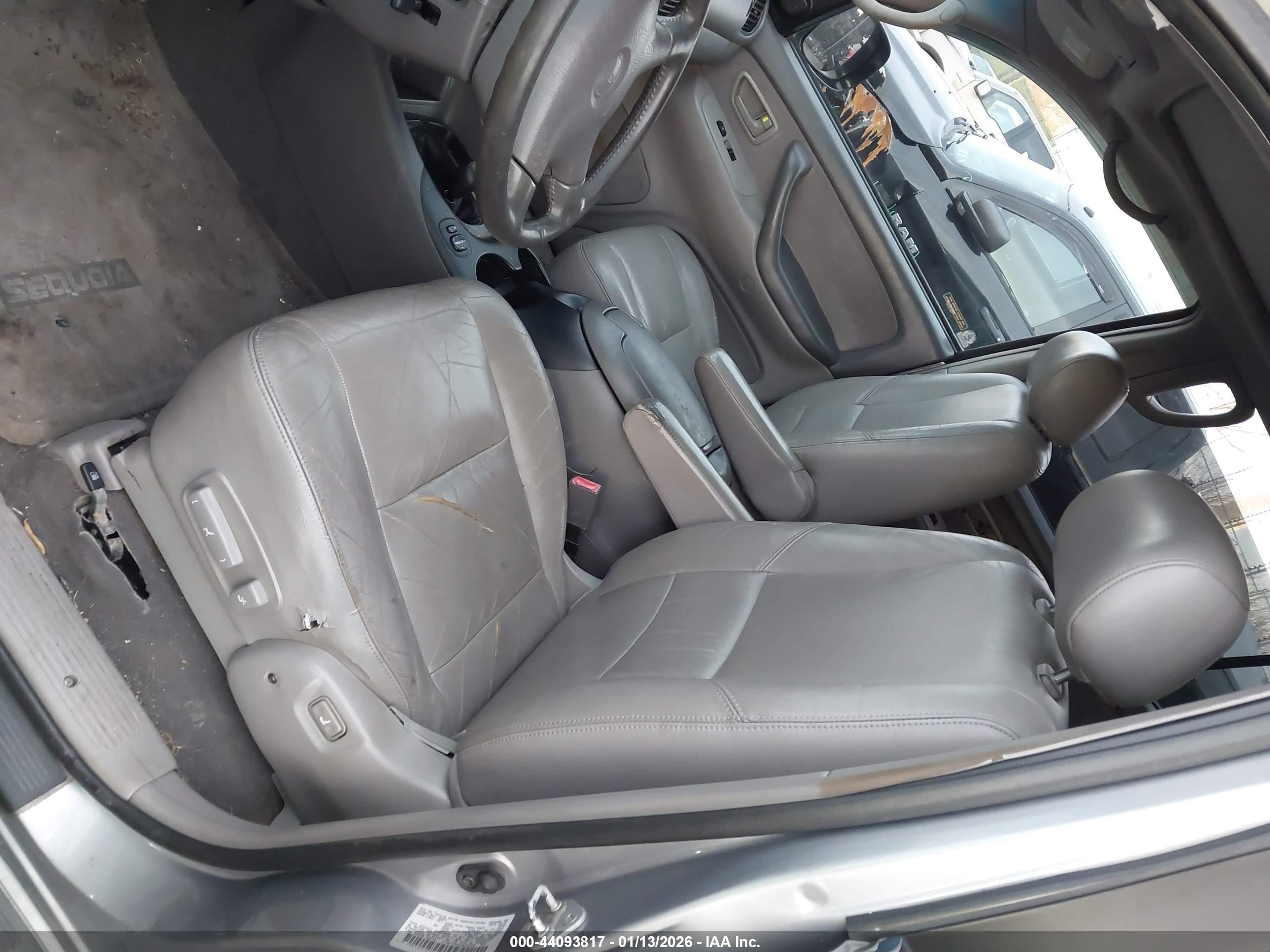 2001 Toyota Sequoia Sr5 V8 Серебряный vin: 5TDBT44A41S026500