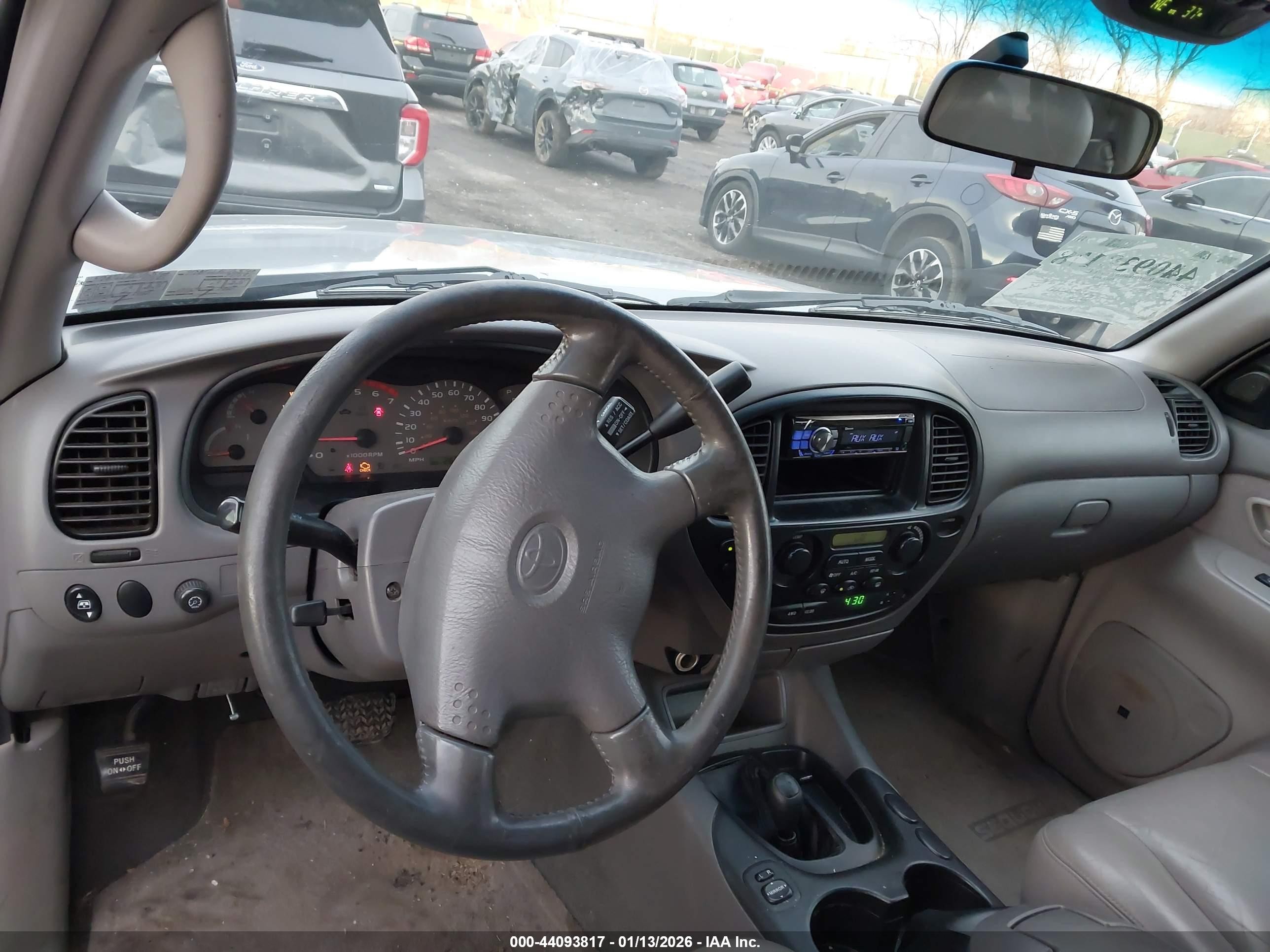 2001 Toyota Sequoia Sr5 V8 Серебряный vin: 5TDBT44A41S026500