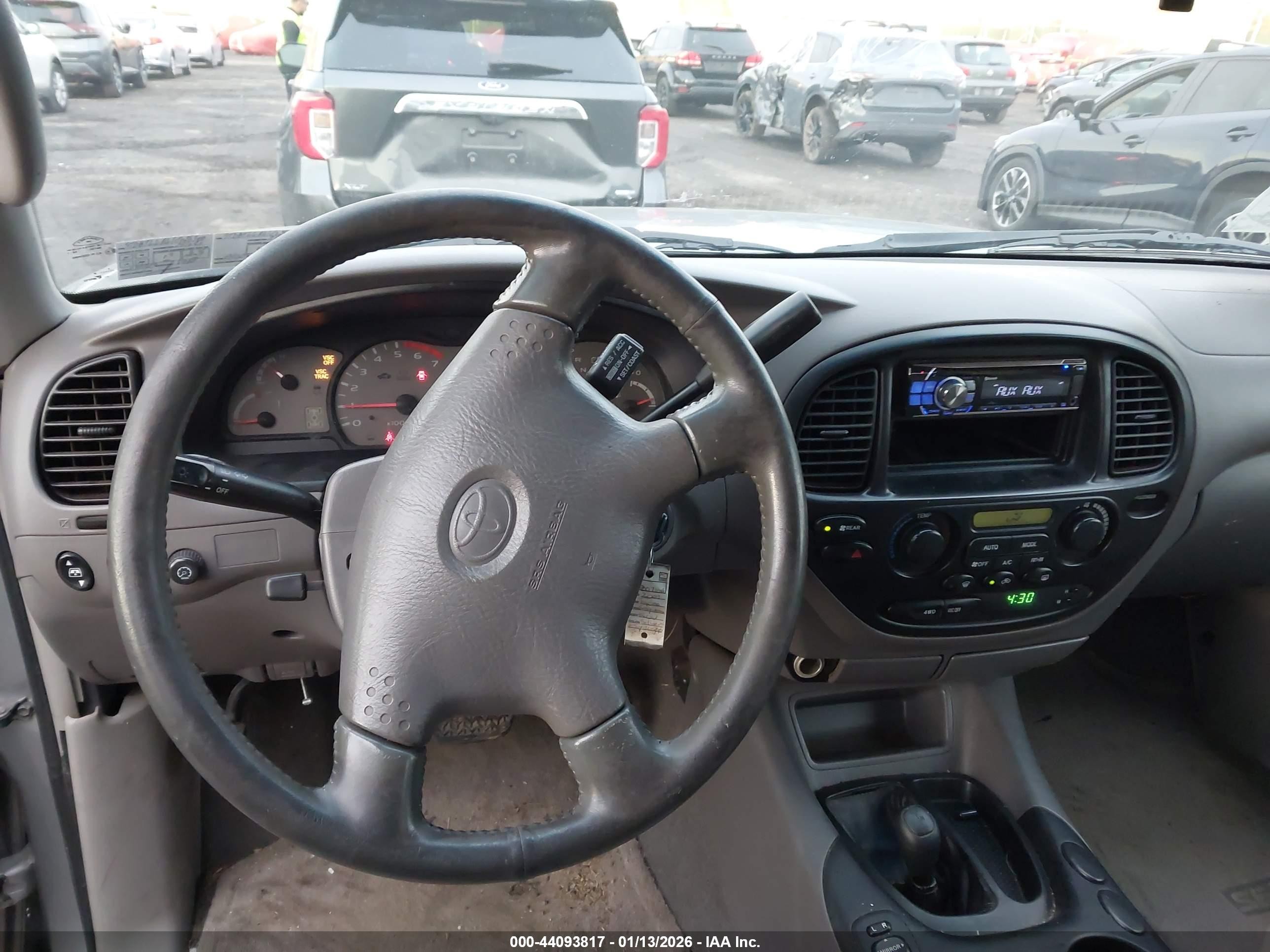2001 Toyota Sequoia Sr5 V8 Серебряный vin: 5TDBT44A41S026500
