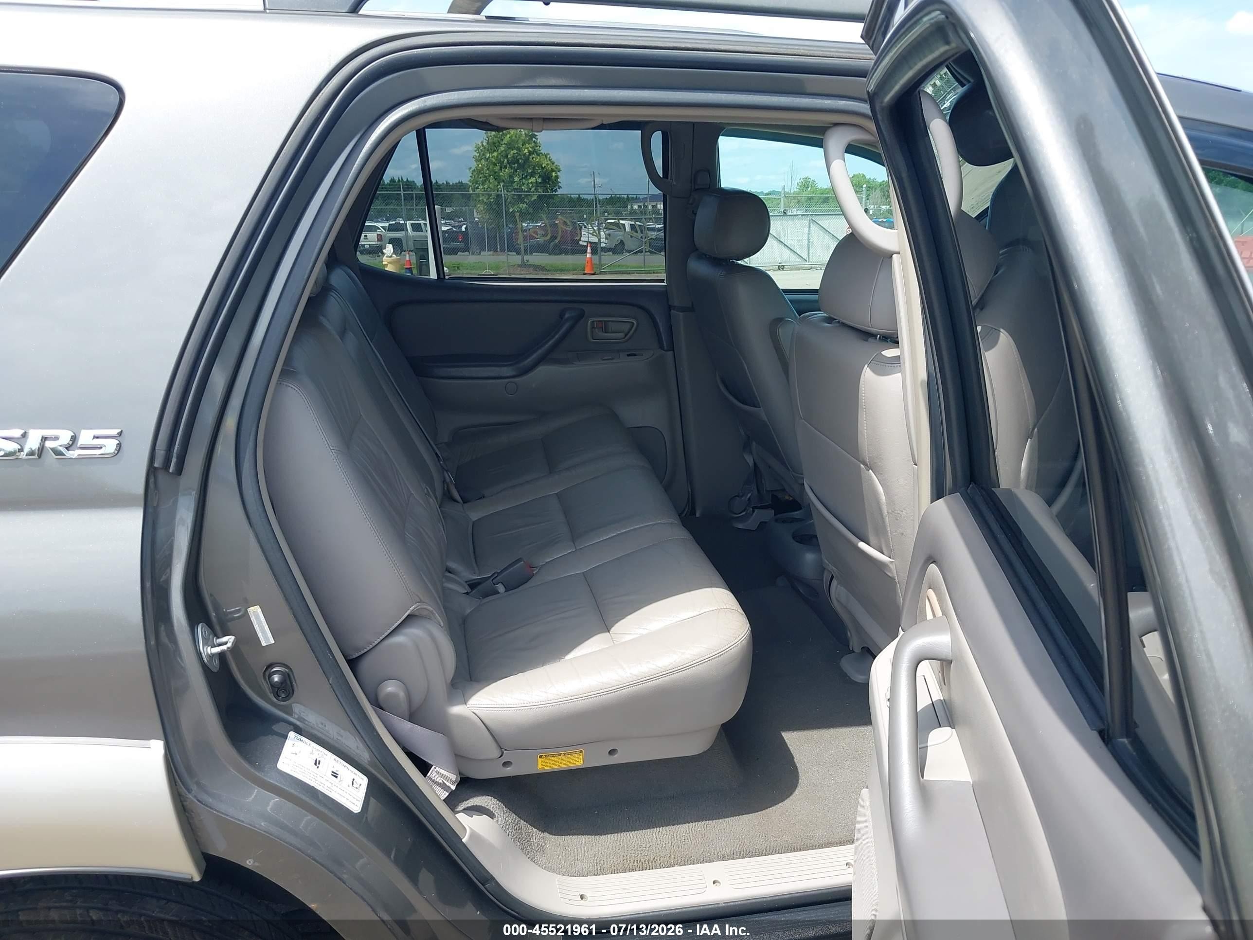 2004 Toyota Sequoia Sr5 V8 Серый vin: 5TDBT44A44S210890