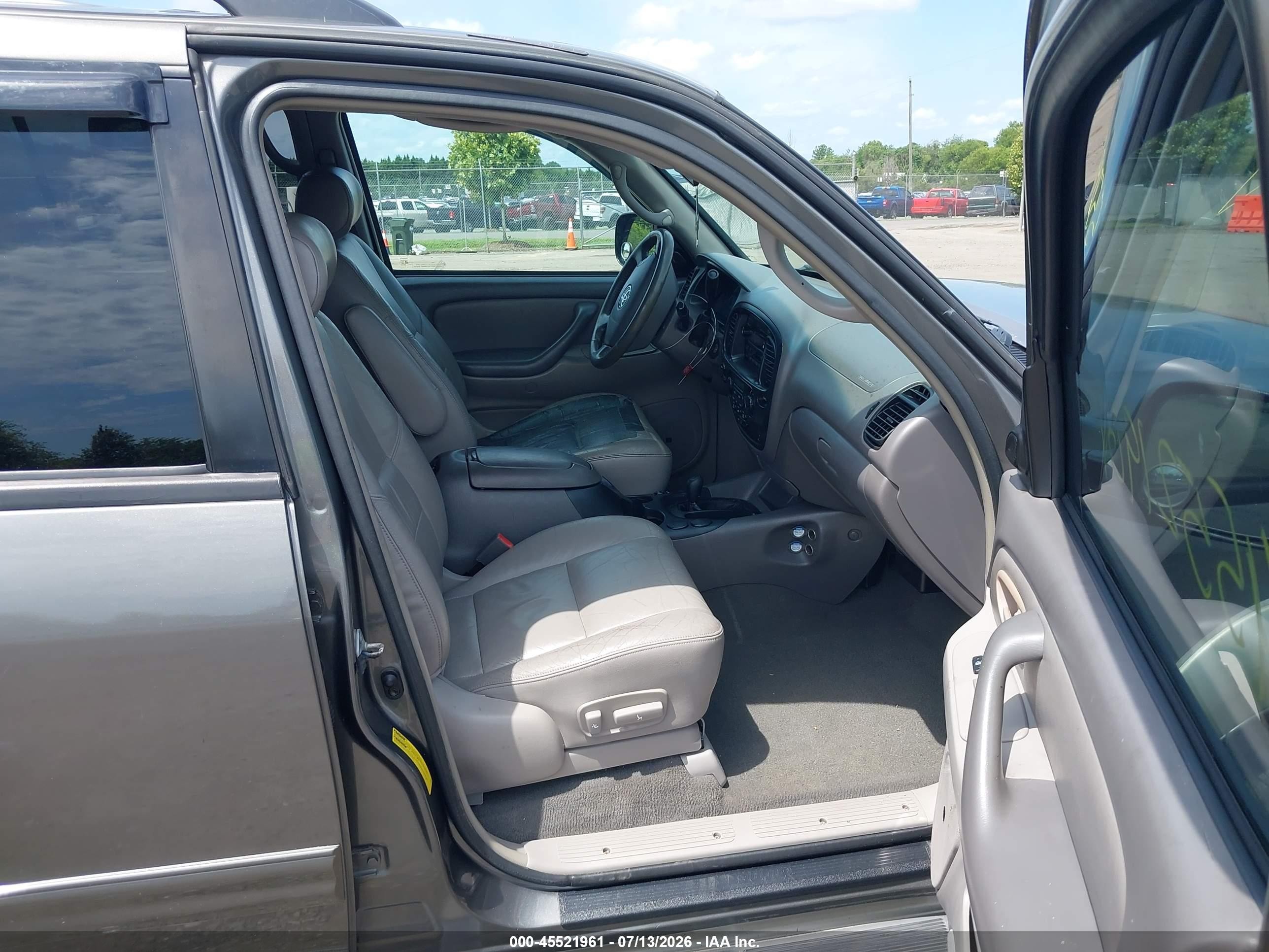 2004 Toyota Sequoia Sr5 V8 Серый vin: 5TDBT44A44S210890